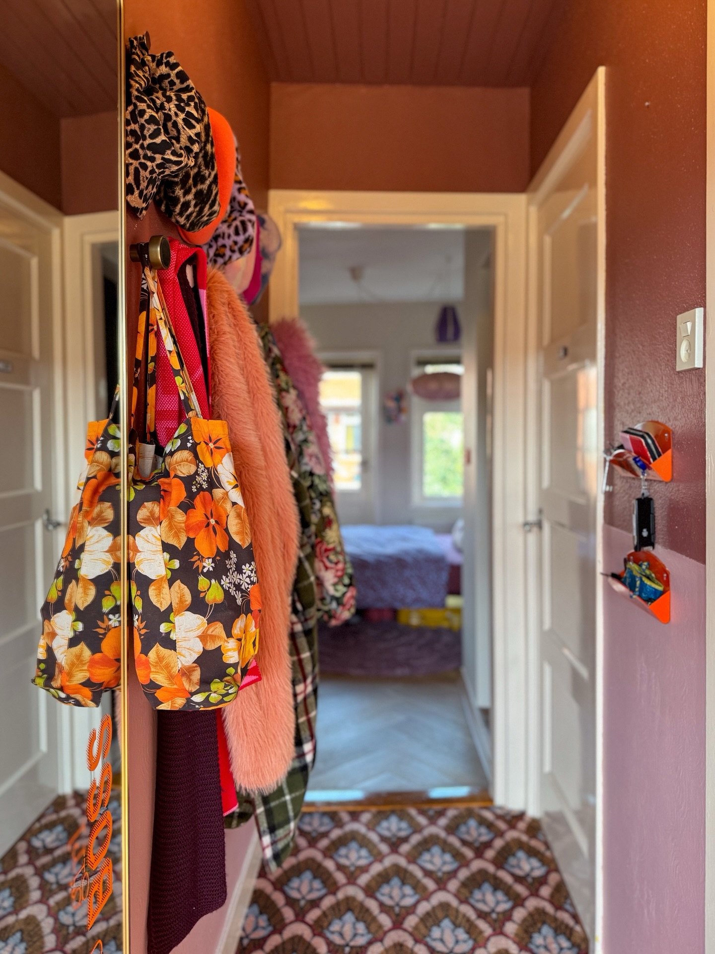 De pareltjes van het huis: mijn badkamer en toilet! Nog elke dag ben ik superblij met de verbouwing die vorig jaar september plaatsvond. Met het scheiden van de twee ruimtes en het betrekken van de douche aan de slaapkamer is er een heerlijke flow ontstaan.๐
In mijn ontwerpen kijk ik altijd naar de flow in het huis. Los van mooie ruimtes maken is het slim om te kijken naar de verbinding tussen alle woonfuncties.๐งก