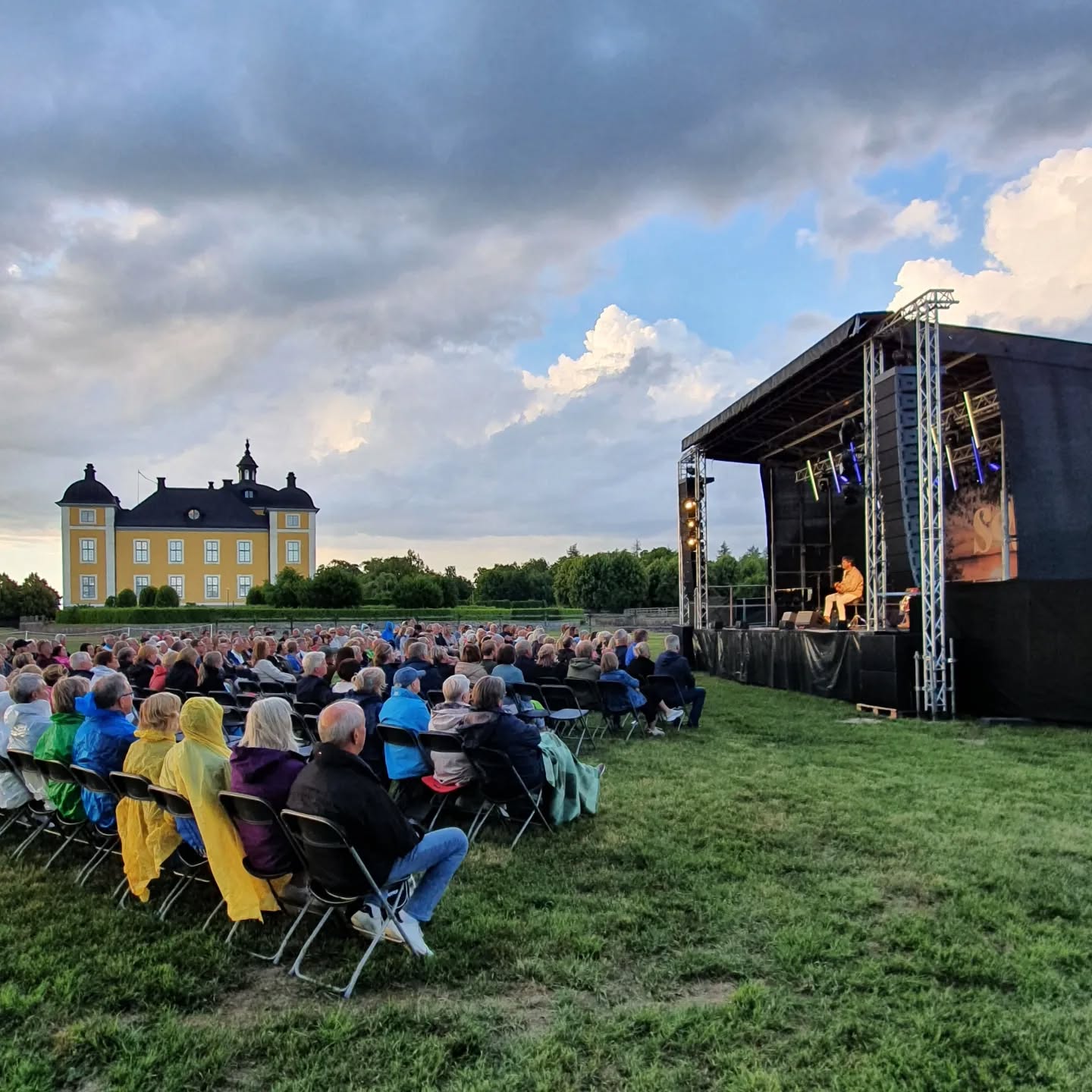 Sommarens konserter har dragit igång! Förra veckan hjälpte vi till med att sätta upp PA från Martin Audio på konsertserien Sessions. Här är bilder från premiärkvällen på Strömsholms Slott med Niklas Strömstedt.
24 WPS
4 SX218
3 SXC118
4 DD6
6 iK42
#wssab @poptonten @krall_entertainment #martinaudio #wavefrontprecision #strömsholmssessions @feggemattes