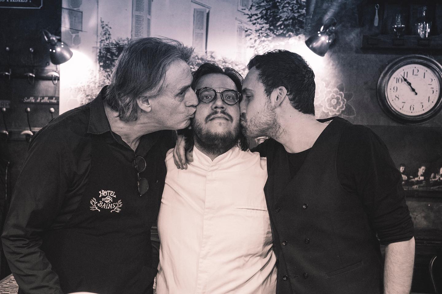 Un dîner plus que parfait entre copains, trop d’amour durant cette soirée !
Une soirée magique pleine de convivialité et de partage !
Un grand merci à notre ami @jeromefaure1 #superchef et à toute l équipe de l Hôtel des bains pour avoir rendu ce moment possible et mémorable !
Article sur cette belle soirée par @magazineexquis:
Quand Jérôme Faure fais des étincelles à l Hôtel des Bains !
http://www.magazine-exquis.com/savoureuses-retrouvailles-hotel-des-bains-charavines
#jeromefaure #chefetoile #levin #passionduvin #gourmet #copains #dinerparfait #talent #foodie #partage #convivialité #beauxproduits #sommelier #amourdesbonneschoses #bistronomie #restaurateur #hoteldesbainscharavines #grandefamille #travaildequipe #superequipe #cuisine #patisserie #momentprivilégié #supergege #superchef #nouvellecarte #nosclientessontlesmeilleures #lacdepaladru #exquis #❤ Un grand merci pour les superbe photos de la soirée, à un autre ami, le talentueux @anthonycottarelphotographer