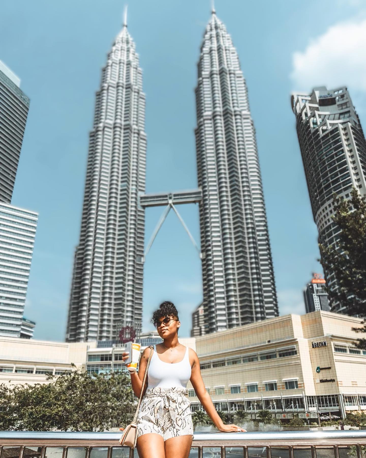 Here’s 6️⃣ things we bet you didn’t know about Malaysia 🇲🇾
1. The tallest twin buildings (Petronas Towers) in the world are in Malaysia.
2. Shoe designer Jimmy Choo was born in Malaysia.
3. The largest flower 🌺 in the world grows in Malaysia & the country is a major exporter of tropical fruits.
4. Orangutans 🦧 are native to Malaysia.
5. Kings🤴🏾 in Malaysia are elected.
6. Recreational use of cannabis 🍃💨provides for a mandatory death penalty. ❌
#pjt #princessj #princessjtravels #explore #southeastasia #malaysia #kualalumpur #orangutans #jimmychoo #didyouknow #petronastowers #foodie #indonesia #penang #bucketlisttravel #worldfacts #malaysian #bazarpaknil #sayajualmurah #selangor #bazaarpaknil #sayajualonline #malaysianfood #malaysiaboleh #singapore #sabahan #travel l#bajuraya #igersmalaysia #malaysianig