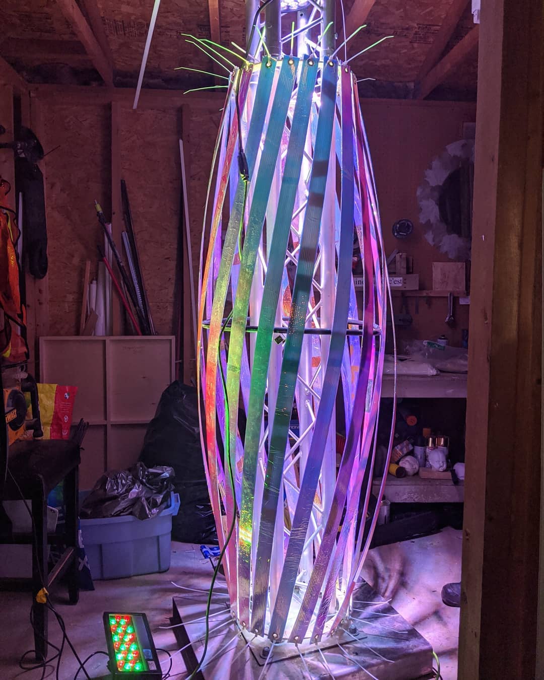 Premiers prototypes de lampes décors.
Ça avance! Plus que 29 autres!
#decors #lampes #lumiere #prototypes #série #vieuxhull #artwork