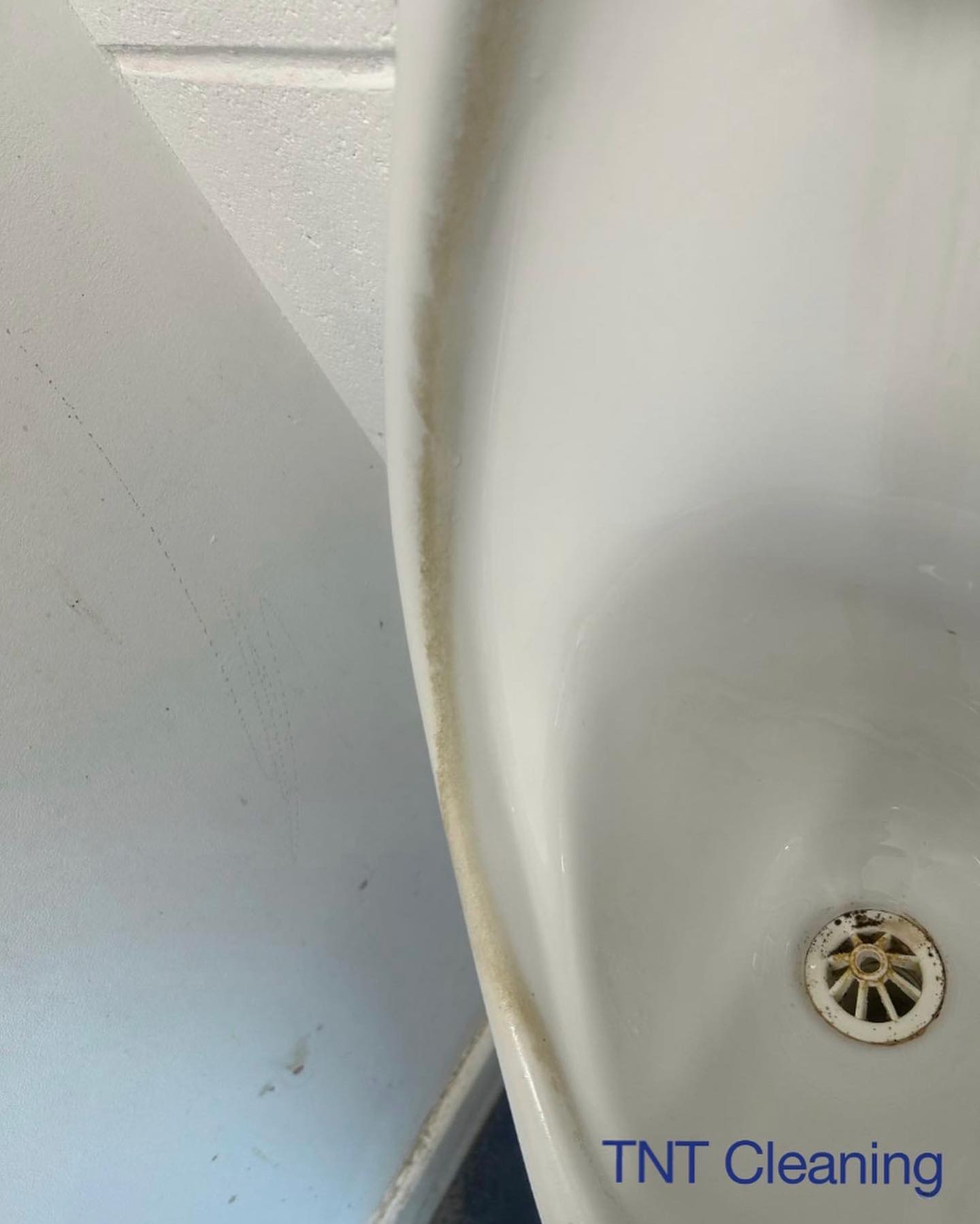 Deep Clean for one of our clients🧼
—————————
#cleaningintheuk #cleaninginessex #deepclean #bathroomcleaning #sparklyclean #harlow #essex #limescale #limescaleremover #shining #cleaningjobs #cleaningbusinesses #hardwork
