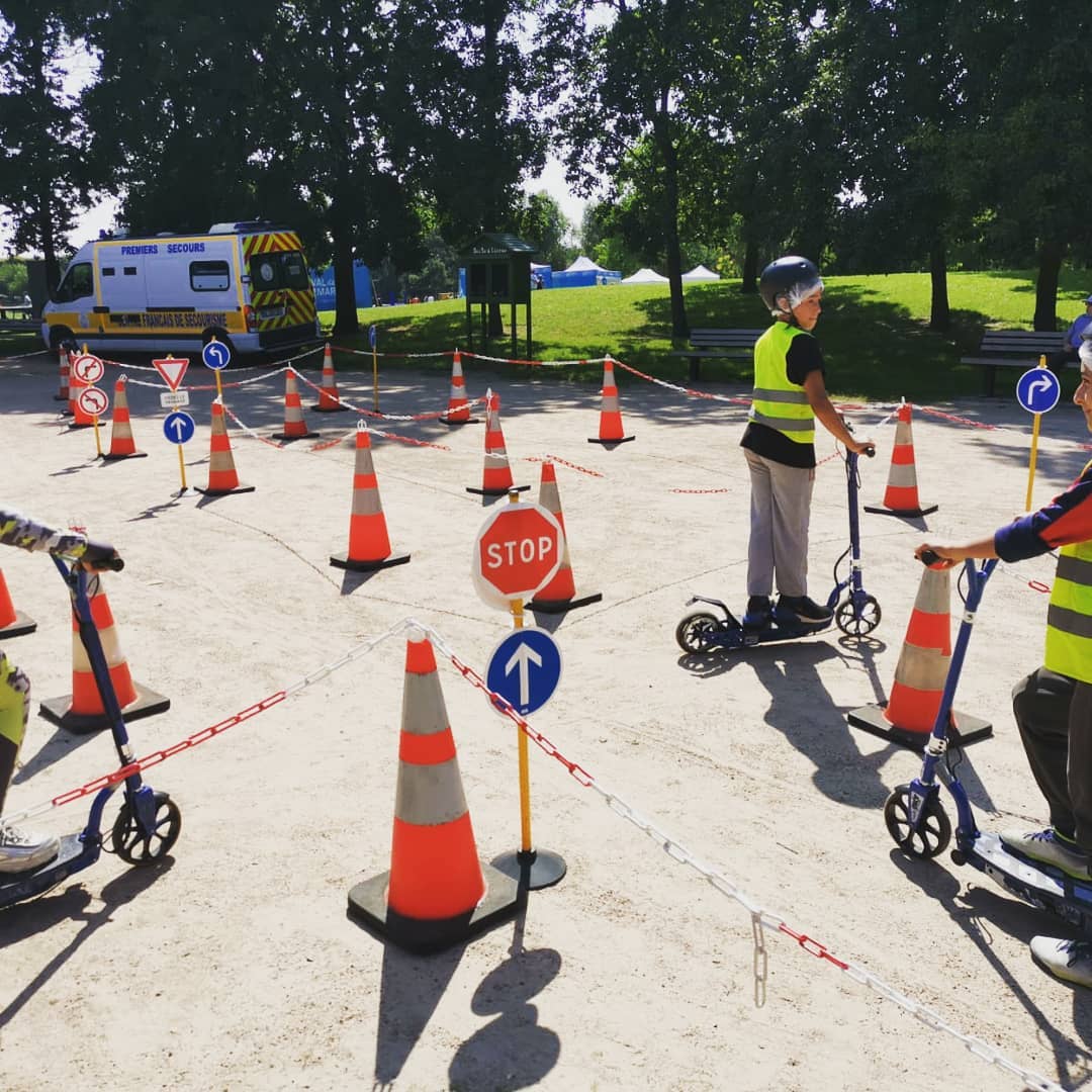Jeudi 22 juillet, nous étions présents à Chevilly-Larue au Parc départemental du petit leroi. Animation ludique et circuit en trottinettes électriques autour de la prévention routière. Notre jeune public était ravi et très attentif aux consignes. Amusement et rigolade étaient au rendez-vous...
Merci à Département du Val-de-Marne pour cette belle initiative pendant cette période estivale.
"La prévention par l'animation"
#securiteroutiere #ecole #college #kids #securaction #trottinetteélectrique #permisdeconduire #safety #association #signalisation #codedelaroute #animation #prevention #sensibilisation #jeunesse #projet #vigilance #citoyen #conduite #theorie #apprendre #pratique #test #idf #sucyenbrie #94 #paris #iledefrance #mobilité #trottinette