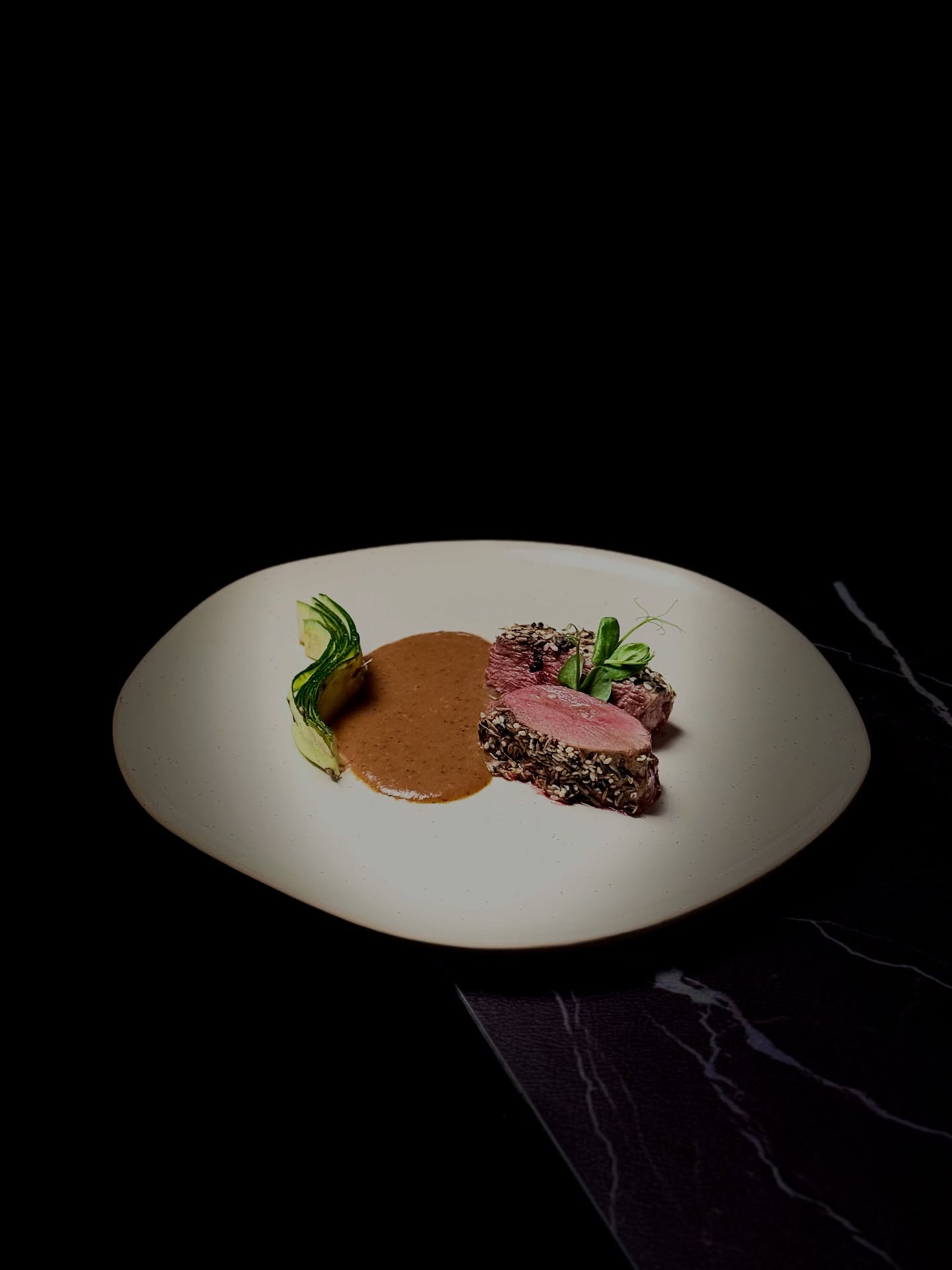 La carte du Soir - La saison de Jīngzhé, Chūnfēn et Qīngmíng
【 Magret en Croûte de Céréales 🌾🦆| 谷隐鸭香 】
Ce plat met en valeur un magret de canard maturé naturellement, accompagné d’une sauce aux jujubes et vinaigre noir ainsi que de courgette de saison. 🪵🍷 Il évoque l‘éveil, l’équilibre et la fraîcheur du printemps associés aux périodes de Jingzhe, Chunfen et Qingming. 🌿🌸
La sauce associe le jujube, ingrédient emblématique de la diététique chinoise, au vinaigre noir traditionnel. 🌑🔴 Elle crée un équilibre aigre-doux subtil et enveloppant, moins puissant qu‘une réduction au vin rouge, mais plus profond et nuancé. ✨
La courgette légère et délicate reflète la philosophie chinoise du respect des saisons. 🥒 Sa fraîcheur équilibre la richesse du canard, illustrant l’harmonie entre le gras et le léger. ⚖️
L‘enrobage de graines ou céréales rappelle la renaissance des cultures au printemps. 🌱🌾 Il apporte texture et parfum toasté, signature importante dans la gastronomie chinoise où la sensation en bouche est essentielle. 👅✨
Le canard apporte chaleur et profondeur, la sauce stimule l’appétit, la courgette rafraîchit le palais. 🦆👅 L‘ensemble exprime un printemps équilibré, vivant et élégant. 🍃✨
📝 Réservation : www.bistrowu.com
#aixmaville #aixenprovence❤️ #finedining #jujube #culinaryart