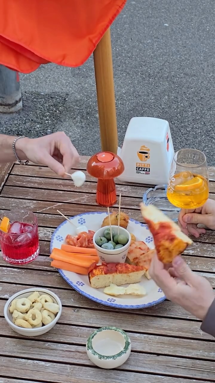 You’re in Switzerland… so yes, you pay for everything 🇨🇭
But at Il Salotto, when you order a drink… your aperitivo comes with it 🍷✨
Because some traditions should never change 🇮🇹
#zurich #aperitivo #italian