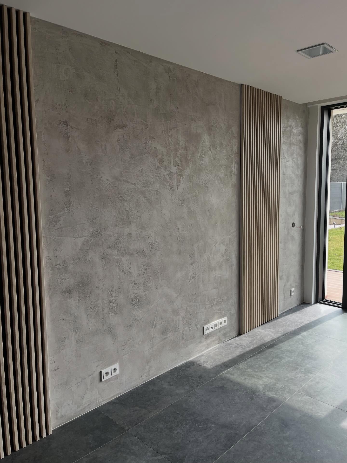 Minimalismus, který mluví za vše 🤍 Betonová stěrka, čisté linie a dřevěné lamely jako detail, co tomu dává duši. #interiordesign #minimalismus #modernibydleni #monolitdesign #betonovasterka