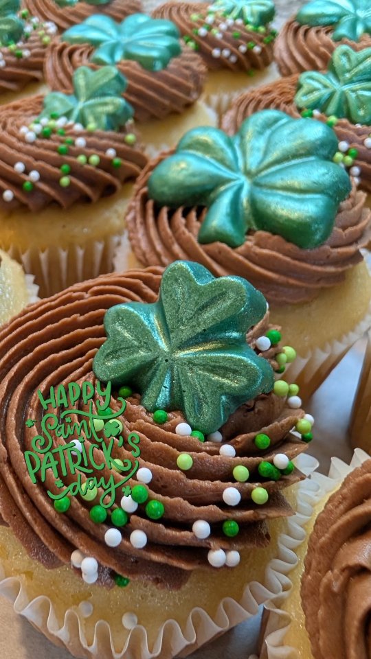 A little St. Patrick’s Day magic 🍀✨
Vanilla cupcakes topped with rich chocolate buttercream, finished with white chocolate shamrocks and a custom birthday touch 💚
#StPatricksDayTreats #CustomDesserts #CupcakeDecorating #LibertyHillBakery #TheTreatBoxTX