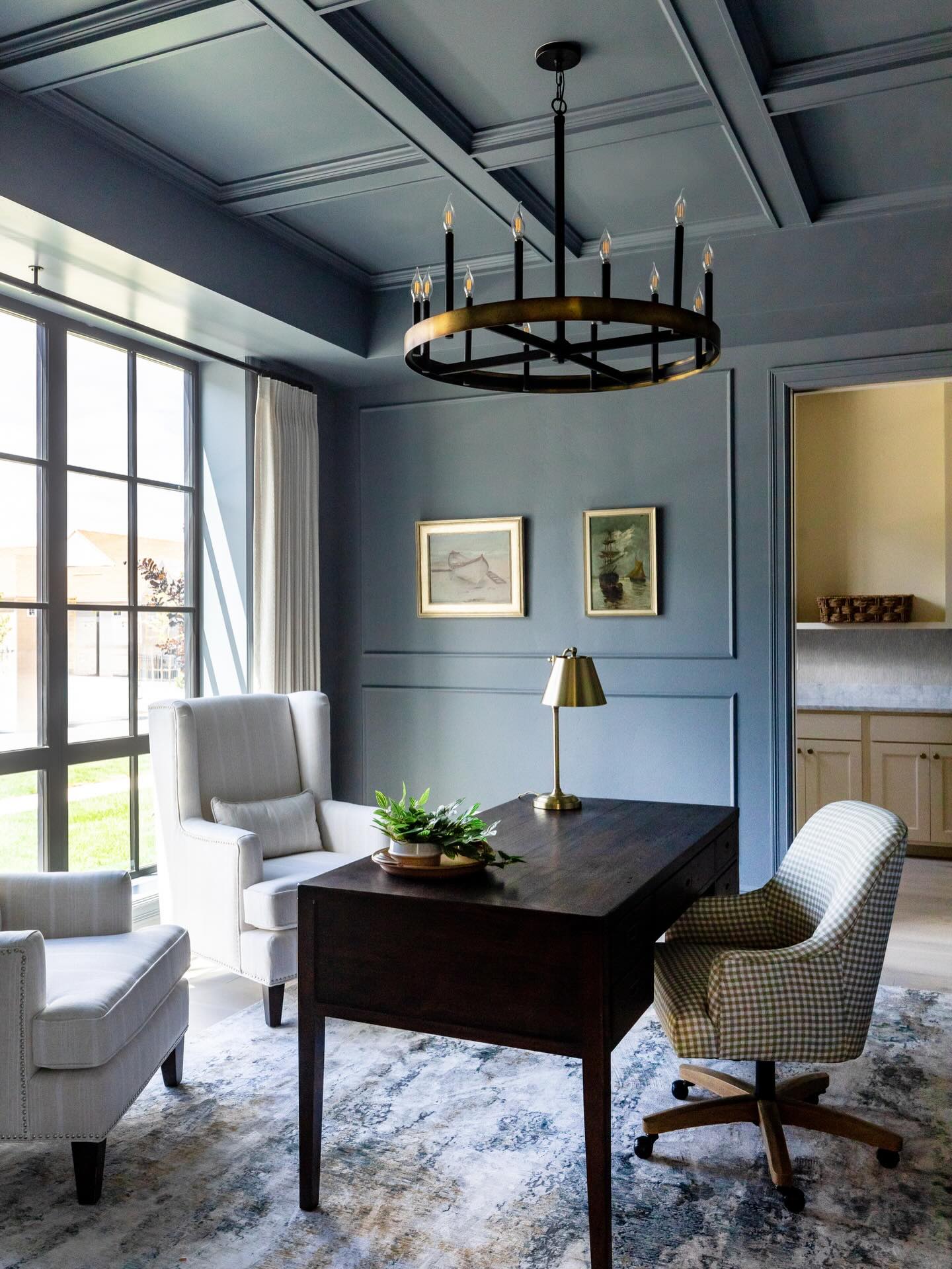 Moody blue walls set the tone for this refined office retreat. Thoughtful millwork and seamless built-ins keep clutter out of sight, letting the color—and the craftsmanship—do all the talking.
#office #officedesign #officespace #officedesigntrends #moody