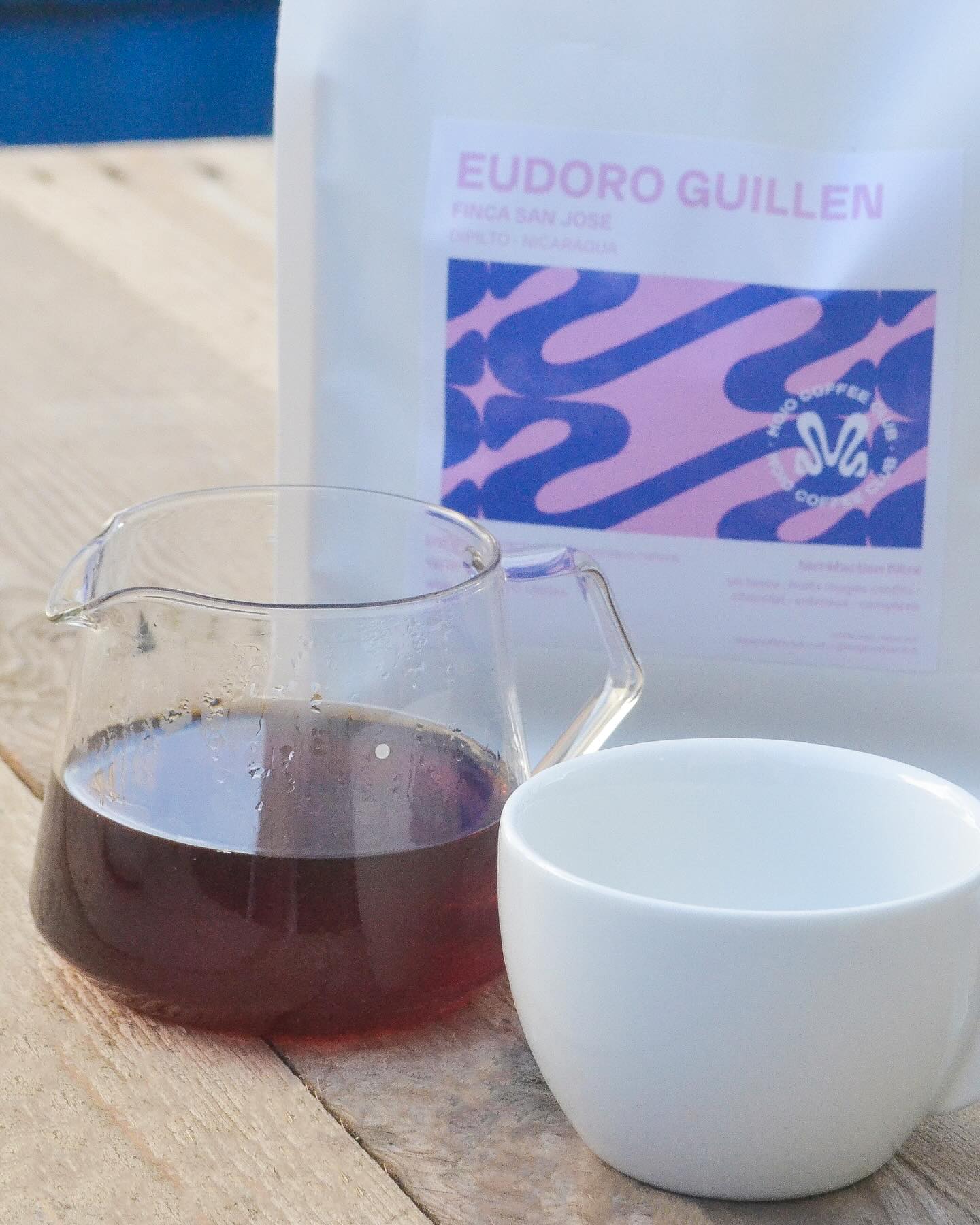 IT’S BACK 🚨
Il nous arrive directement de Dipilto, Nicaragua, pour la deuxième année consécutive : Eudoro Guillén, un superbe lot de caturra en macération carbonique, qui révèle des notes de chocolat, de fruits rouges confits et offre un densité et une texture crémeuse.
Récompensée plusieurs fois à la Cup Of Excellence, la famille Guillén cultive son savoir-faire depuis 1965, et Juliette le sublime dans notre atelier à Bagnolet ❤️