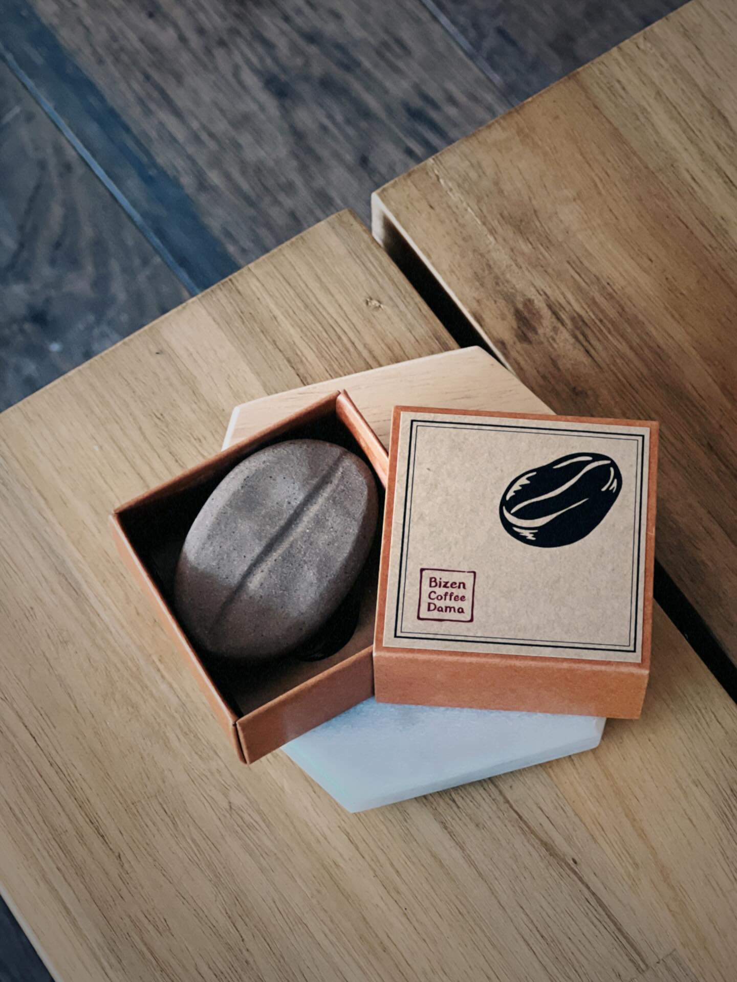 Not your average coffee ☕️🐑
A small stone, a big difference.
Drop it in → wait 20s → taste the magic.
Smooth. Less bitter. Naturally sweeter.
Handcrafted in Japan 🇯🇵
Each one is one of a kind — just like your coffee ritual.
✨ Elevate your daily cup
Now offering worldwide shipping! 🌍 Choose your favorite coffee tools today!
📍This product is consigned at 111 Water Lane,Leeds📍
🛒Shop 👉🏻 www.sheepmaimai.co.uk (linked in bio)
#sheepmaimai #coffeelovers #homecafe #japanesecraft #sukileeds