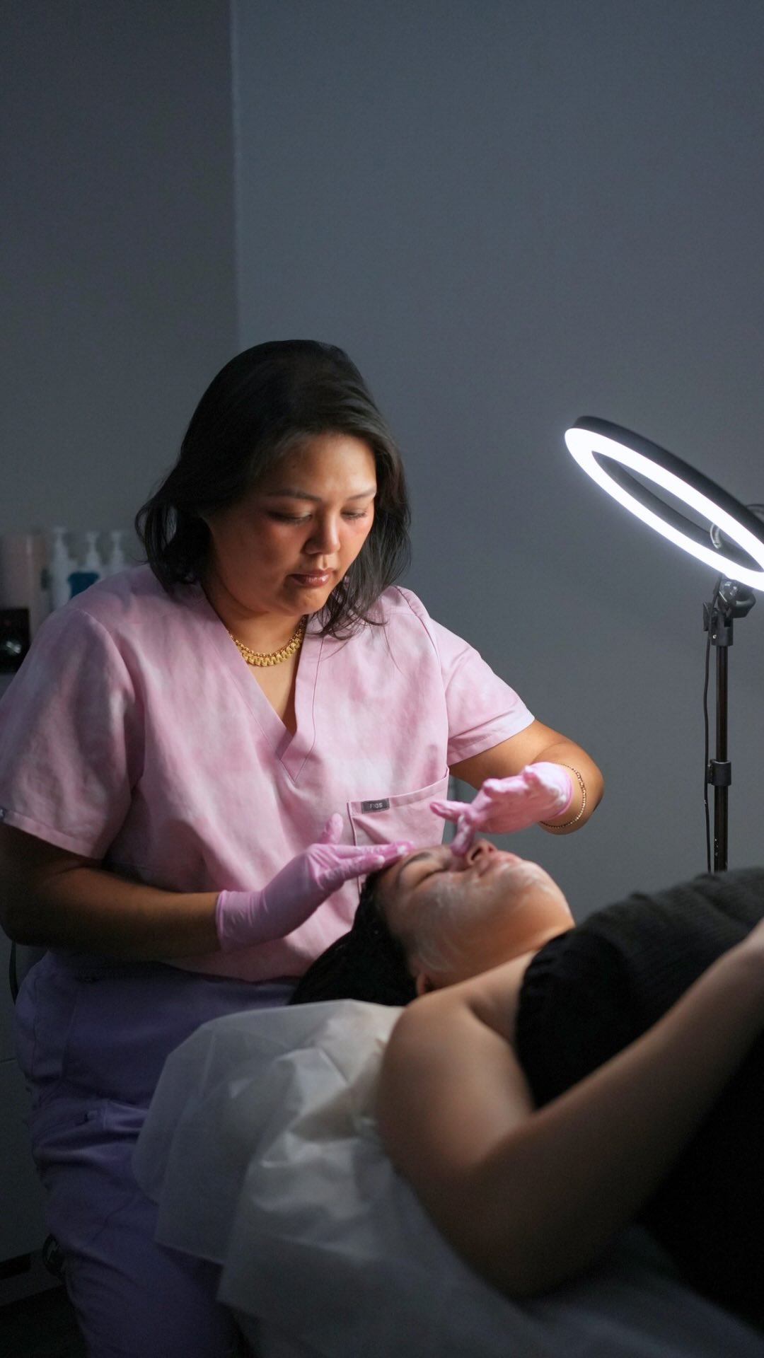 The clients glowing at the beach this summer? They started their facial series in March.
Hereâs what most people get wrong:
they wait until May to âfixâ their skin for summer. But hereâs the thingâyour skin doesnât transform overnight.
⨠ONE facial = instant glow (yes, youâll leave radiant)
đŤ A SERIES = the kind of skin that has people asking what youâre doing differently
Weâre talking:
⢠Refined texture that holds makeup better
⢠Even tone that needs less coverage
⢠That lit-from-within thing no filter can fake
Your skin cells turnover every 28 days. Strategic planning beats last-minute panic every time.
Summer skin isnât built in June. Itâs built now.
Comment GLOW and weâll send you our facial series breakdown + how to make it work with your budget đş
#rejuvehonolulu #honolulumedspa #facialseries #summerskinprep #hawaiiskincare naturalresults skinstrategy glowingskin aestheticshonolulu medspalife skingoals facialtreatment hawaii oahu kapolei