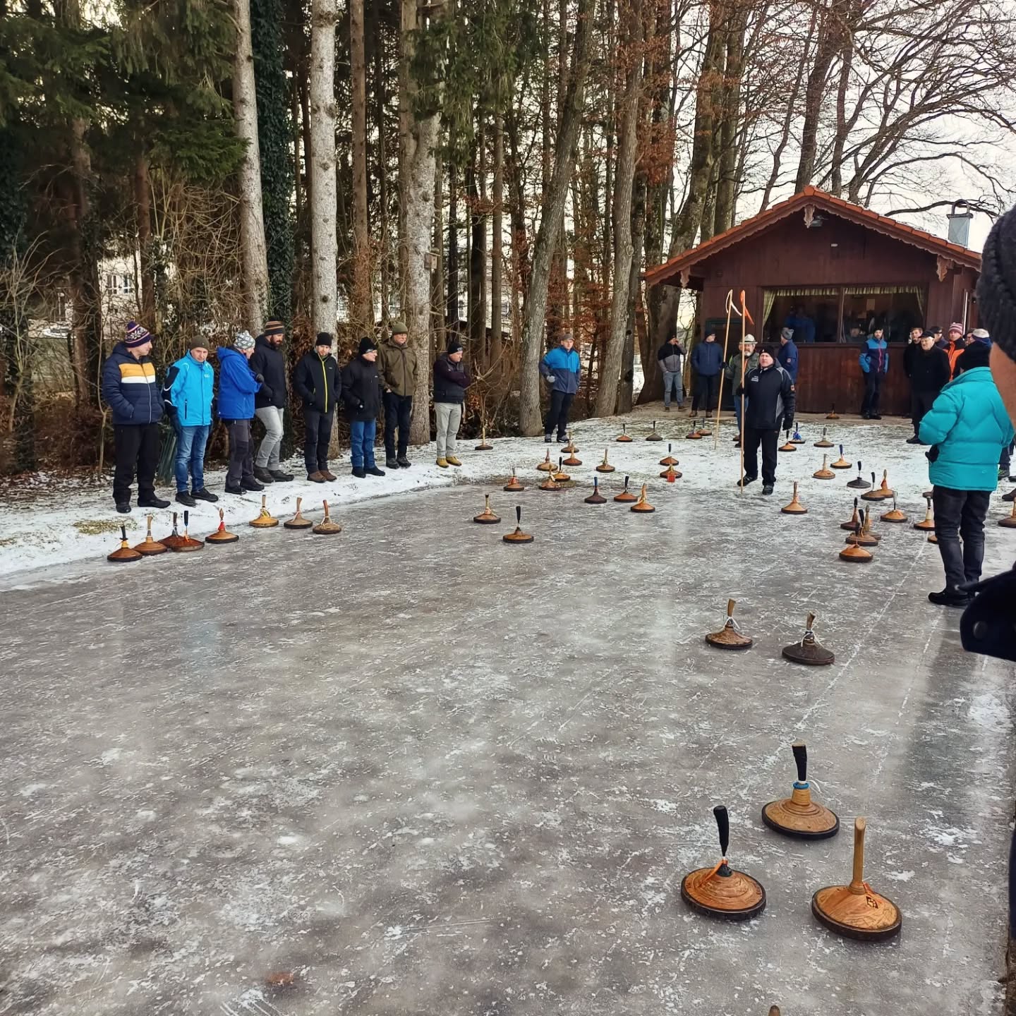Derby im Eisstockschießen - bei perfekten äußerlichen Bedingungen versammelten sich heute rund 70 Eisschützen auf der Eisbahn in Saaldorf.
Spannend bis zum Schluss und mit dem besseren Ende für den
EC Saaldorf 3️⃣:2️⃣ EC Surheim Spitz
#gemeindesaaldorfsurheim
#berchtesgadenerland #eistockschiessen
#saaldorf #surheim