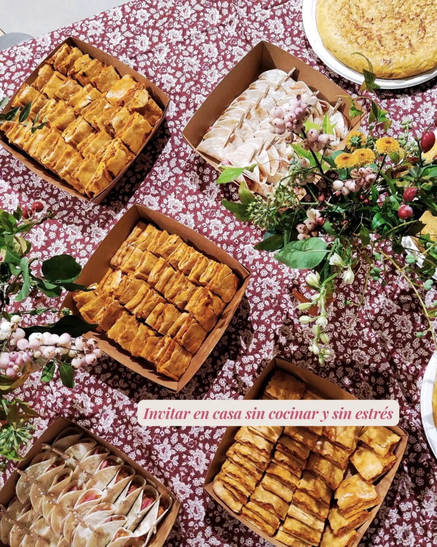 Siempre me ha gustado cuidar 🤍
No solo cocinando… también organizando, pensando en los demás, intentando que todo sea un poco más fácil.
Pero con el tiempo me di cuenta de algo.
👉 Invitar en casa, hacer una comida especial o montar algo bonito… no es solo disfrutar.
Es pensar el menú
hacer la compra
cocinar durante horas
servir
recoger
Y muchas veces…
👉 acaba siendo más estrés que disfrute.
Y ahí fue cuando entendí lo que quería hacer con 21·12.
Crear algo que te permitiera seguir teniendo esos momentos pero sin todo lo que viene detrás.
✨ Comida rica
✨ Equilibrada
✨ Bonita
✨ Y lista para servir
Para que tú solo tengas que hacer una cosa:
👉 disfrutar
👉 compartir
👉 estar presente
Porque al final… no es solo la comida.
Es la sobremesa
las risas
las conversaciones
los recuerdos que se crean alrededor de la mesa 🥂
Si tienes algo en mente, una comida, una cena, algo especial…
👉 escríbeme y lo organizamos juntas 🤍
#CateringMadrid #EventosConEncanto #ComidaParaCompartir