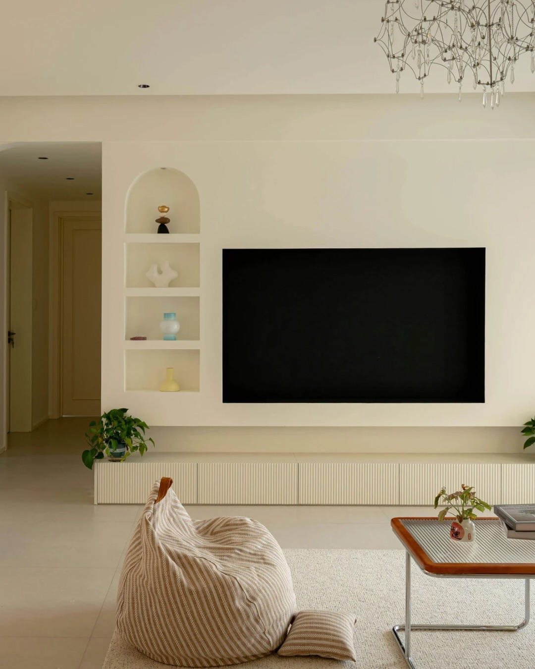 Tired of tangled cables and messy TV setups? Our bespoke media walls house everything seamlessly - TV, soundbar, gaming consoles, the lot ✔️
No visible wires. No clutter. Just clean, beautiful design.
📞 Want a media wall for your living room? Call or DM for a free design consultation - we’re based in Basildon and cover all of Essex.
#MediaWall #BespokeMediaWall #EssexInteriors #TVWall #BasildonCarpentry