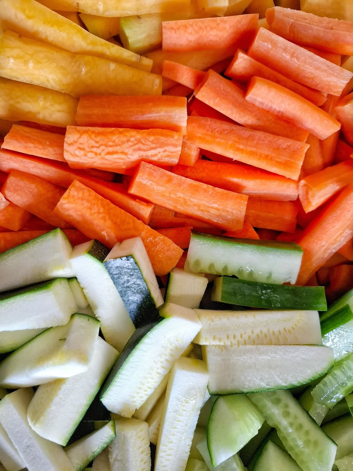 Offrez à vos événements une petite touche de fraîcheur et de gourmandise avec nos dips de légumes frais, accompagnés de sauce maison savoureuse.
Découvrez notre service traiteur sur www.traiteurgourmand.ch
