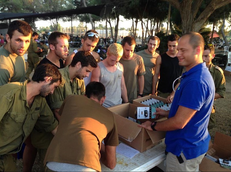 אני מרגישה שיש לי חיבור מאד מיוחד לעומר, למרות שאף פעם לא הכרנו וקרוב לוודאי שאם לא היה את מבצע "צוק איתן" גם לא היינו מכירים.
בזמן צוק איתן, אחד מחברי עמותת "תקוות", ששירת ביחידת "מגלן" פנה אליי וביקש כי נשתתף בתרומה לקניית פנסי ראש ללוחמים במגלן.
מייד נעניתי בשמחה, החברה חיכו לזמן מתאים על מנת להעניק ללוחמים את הפנסים.
ביקשתי לקבל תמונות, על מנת שארגיש חלק משמעותי יותר בחוויה ואראה את משמעות התרומה שהועברה ללוחמים במהלך המבצע .
נשלחו אליי מס' תמונות וכל כך שמחתי לראות את המשמעות של התרומה והסיוע שזה נתן ללוחמים בלחימה ב"צוק איתן". חייבת לציין כי לחלק מהתמונות התגנבו גם מספר חיוכים וזה עשה אותי עוד יותר מאושרת.
לצערי הרב, כמה שעות לאחר מכן, נשמעו החדשות הרעות כי שלושה לוחמים ממגלן נהרגו.
באחת התמונות שצולמו רואים את שלושת ההרוגים, ממש כבשורה של נביא זעם, רואים את עומר, מתן גוטליב
וגיא אלגרנטי יהיה זכרם ברוך!
ביום ה-23 של מבצע "צוק איתן", במהלך סריקות לאיתור מנהרה בחאן יונס בדרום הרצועה, נכנס כוח "מגלן" למבנה ממולכד של מרפאת אונר"א. המבנה התפוצץ והתמוטט על אנשי צוות "עפרון".
שמחה על ההזדמנות שניתנה ל"תקוות" לקחת חלק קטן בהנצחתו במירוץ סביון המשמעותי❤️