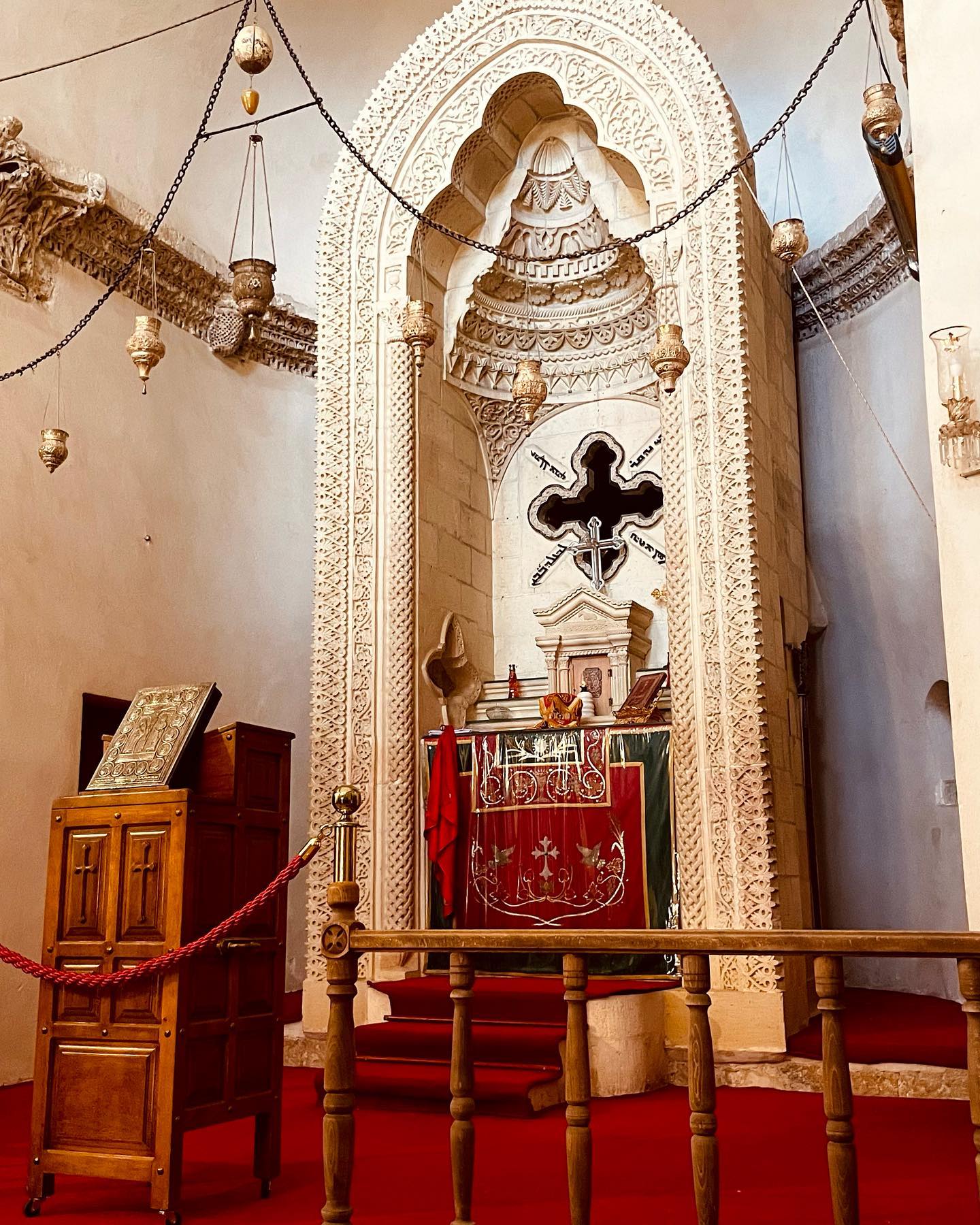 El monasterio de Deyrulzafaran o Mor Hananyo, que se considera uno de los centros de culto más importantes de los asirios en la actualidad, se encuentra un poco fuera del centro de la ciudad. El monasterio llama la atención con su templo del sol de 4500 años de antigüedad y la Casa de los Santos, donde hay tumbas patriarcales enterradas en una posición sentada.
#turquia #mesopotamia #mardin #monasterio #historia #turismo #cultura #deyrulzafaran #morhananyo