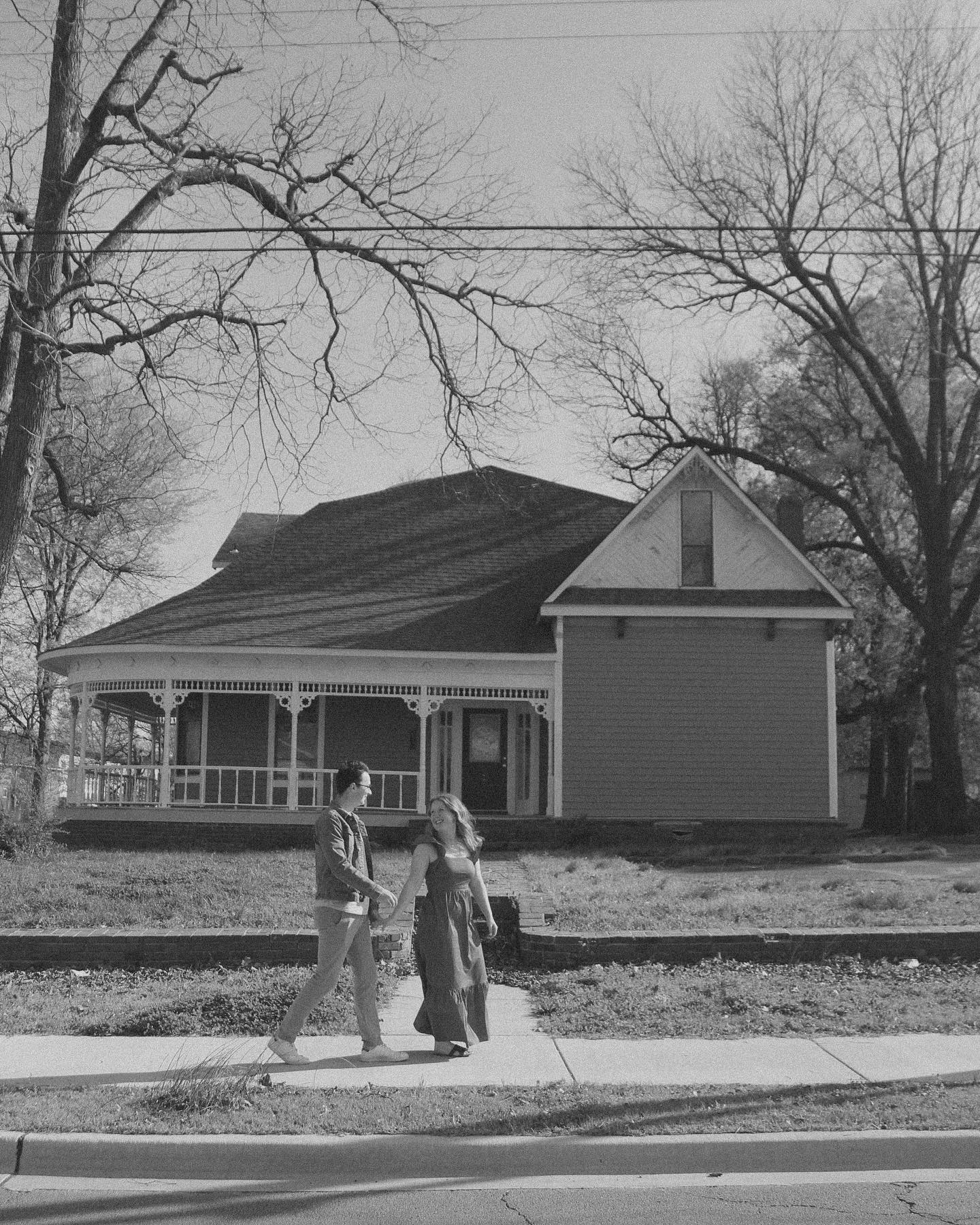 Just like out of an old movie🤩 Do you prefer b&w or in color?!
#photographer #photography #arkansasphotographer #videography #videographer #arkansasvideographer #engagementphotos #couples #arkansas