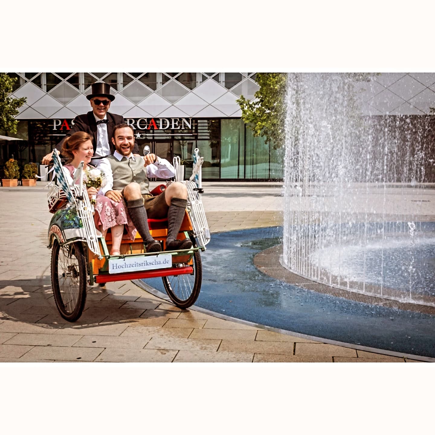 Zweisamkeit nach dem Ja-Wort - dürfen wir uns das wirklich rausnehmen?
Vielleicht fragt ihr euch gerade:
Dürfen wir unsere Gäste wirklich allein lassen - direkt nach der Trauung?
Was, wenn sie sich langweilen oder uns vermissen?
Die Antwort ist ganz klar: Ja, ihr dürft! Mehr noch: Ihr solltet.
Die ersten Minuten nach dem Ja-Wort gehören ganz euch. Sie sind kostbar, intensiv und oft der einzige Moment an eurem Tag, an dem ihr wirklich alleine seid - bevor der Trubel eurer Feier beginnt.
Ob in der Rikscha, im Auto, auf dem Tandem oder zu Fuß:
Diese kleine Auszeit schenkt euch Ruhe, Nähe, echte Emotionen und den Raum, das gerade Geschehene zu fühlen.
Ein kurzer Kaffeestopp. Ein Lächeln. Ein Blick, der sagt: Wir haben es wirklich getan.
Und das Beste? Ich bin vorbereitet. Habe schon viele Paare bei ihrer Rikschafahrt begleitet - immer mit dem eigenen Fahrrad, um flexibel vor - oder hinterherzufahren, damit ich euch unauffällig dabei fotografieren kann. So entstehen authentische Bilder voller Leichtigkeit und Liebe.
Also: Traut euch, euch diese Zeit zu zweit zu gönnen. Sie ist es wert 🧡
Und eure Gäste? Die gestalten in der Zwischenzeit euer Gästebuch und erledigen die kleinen Aufgaben, die ihr bereit gelegt habt, damit das Buch noch schöner wird 🧡
Ihr wünscht euch eine Begleitung zu eurer Rikschafahrt? Dann schreibt mir eine DM oder eine Email: britta@lightpainting-fotografie.de 📩
#hochzeitsfotografmünchen
#hochzeitstipps
#hochzeitsbilder
#hochzeitsfotografmünchenumland
#rikscha
#hochzeitsrikscha
#weddingphotographermunich
#weddingvibes❤️
#hochzeitsfotografie
#hochzeitsdirndl