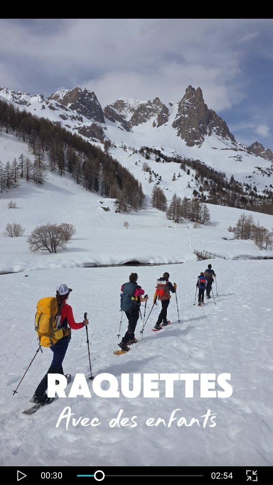 🌞4 jours - 3 nuits en Clarée (en raquettes) avec une famille et des enfants... Challenge ! 😅
Beaucoup de jeux les soirs, atelier igloo, descente improvisée en luge (sur pelle)
3 refuges, plusieurs cols, des lacs et la vue sur les Écrins... 🏔