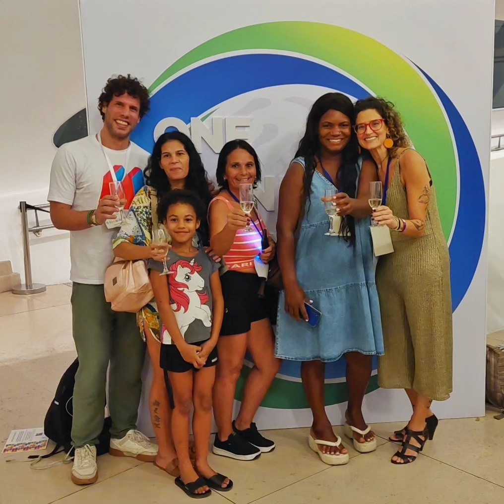 Há mais ou menos um mês, entre os dias 12 e 13 de setembro, a #maravilixo esteve presente no Fórum 2024 da rede "One Planet Network".
Essa rede da ONU agrega entidades públicas e privadas com organizações nacionais e internacionais para que os países avancem na agenda do ODS12 - Produção e Consumo Sustentáveis.
A edição deste ano enfatizou a temática urgente sobre uma transição justa com redução das desigualdades e abordou muito sobre a Economia Circular.
A participação da maravilixo foi através de uma instalação pioneira que integra questões socioambientais urgentes e que precisam estar inseridas nesses diálogos, mesas de debate e, sobretudo, nas políticas públicas do Brasil.
>> C.L.I.M.A. - Catadores em Luta contra a Invisibilidade e pelo Meio Ambiente <<
Esta obra nasce da necessidade de tratarmos de assuntos percebidos como incômodos pelos tomadores de decisão e de darmos voz às pessoas, hoje invisíveis, que contribuem diariamente para essa transição a um modelo diferente, circular e mais justo.
Três televisões alocadas em carrinhos para coleta de material reciclável na cidade do Rio de Janeiro transmitiram a história de três mulheres catadoras.
Através de seus enormes desafios diários, elas compartilharam conosco suas vozes que representam, de certa forma, a voz de milhares de outras catadoras e catadores autônomos presentes em todo o território brasileiro.
Os cavaletes da instalação foram produzidos pela maravilixo através da reciclagem de centenas de embalagens PEAD (tipo 2) pós-consumo por meio da extrusão, enquanto tampinhas e outras embalagens PP (tipo 5), também de pós-consumo, foram transformadas em molduras encaixáveis para as televisões, recortadas a laser a partir de placas plásticas prensadas a frio após derretimento em forno.
Nossas bandeiras presas aos cavaletes foram produzidas com o reuso de sacolinhas plásticas PEBD (tipo 4), unidas através da técnica de calor e pressão.
Agradecemos muito a organização do evento!
E à Sandra, Silvana e Roberta, nossa mais sincera gratidão por terem confiado suas histórias e compartilhado momentos inesquecíveis que levaremos para sempre! 🤎💫