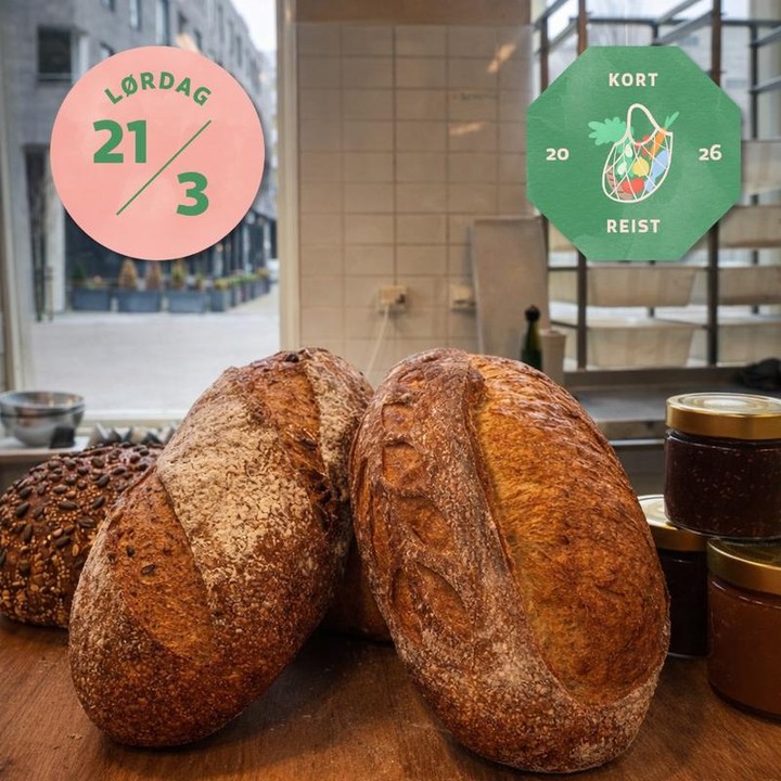 Vi er med på Gladmats lokalmatdag lørdag 21. mars.
Vi baker brødet selv hver dag (nytt speltbrød fredag og lørdag), Jose lager syltetøy fra bunnen, og formkakene våre er glutenfrie og melkefrie – kom innom og smak 🍞
Sjekk ut Gladmat sine nettsider for mer info:
https://gladmat.no/kortreist/
