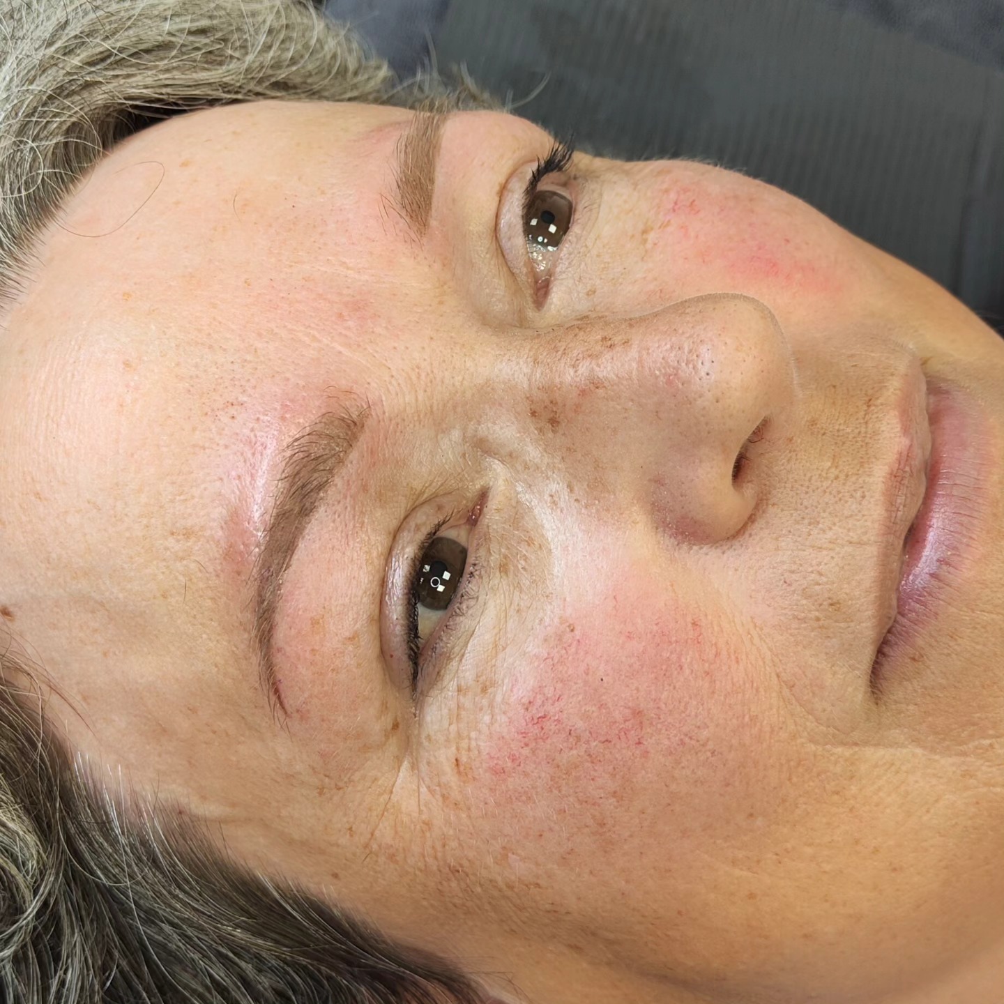 🔥Soft Powders brows 🔥 Swipe naar rechts voor before.
De warmte van de kleur neemt nog af en wanneer de wenkbrauwen genezen zijn is de kleur ook zachter/lichter.
Voor de wenkbrauwen is er keuze uit verschillende technieken, samen kijken we naar de meest geschikte techniek voor jou.
Wil je graag meer informatie en/of een afspraak maken, stuur dan even een email naar prettybyroos@gmail.com of app naar 0630103131.
Kosten: 325 euro inclusief nabehandeling na 6 weken.
www.prettybyroos.nl
📌 Wolvega
#browmaster #permanentemakeup #permanentmakeup #makeup #eyebrows #hairstroke #hairstrokes #microblading #powderbrows #eyeliner #lips #pigment #pigmentation #tattooshop #tattoo #tattoos #oudehaske #friesland #thenetherlands #joure #sneek #heerenveen #leeuwarden #wolvega #wakeupwithmakeup