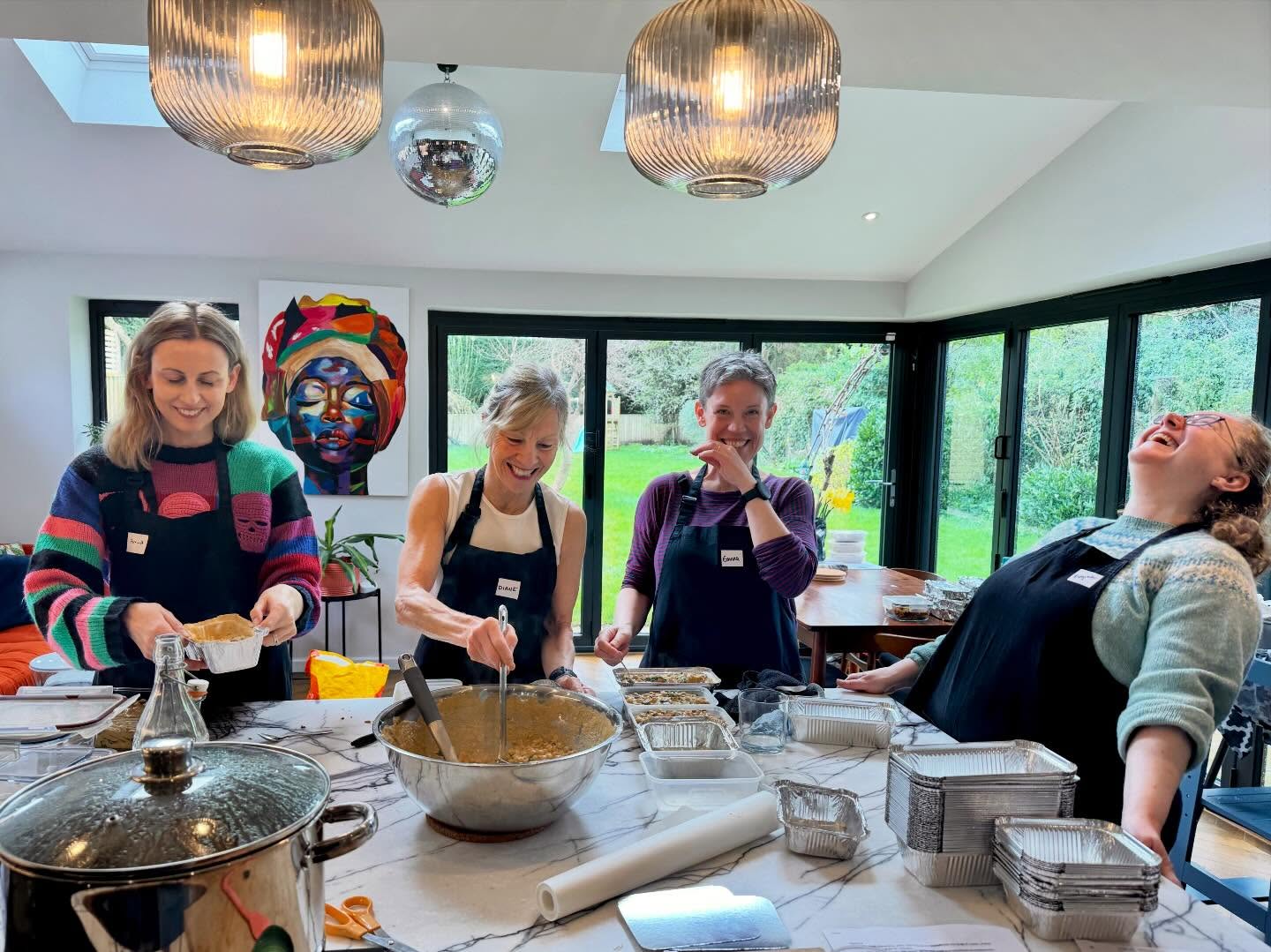 Last week's Gluten Free Batch Cooking class was a giggle 😆
Plus, stacks of food and was taken home by all to fill their freezers!
#littlefromecookeryschool #cookingclass #vegan #frome batchcooking