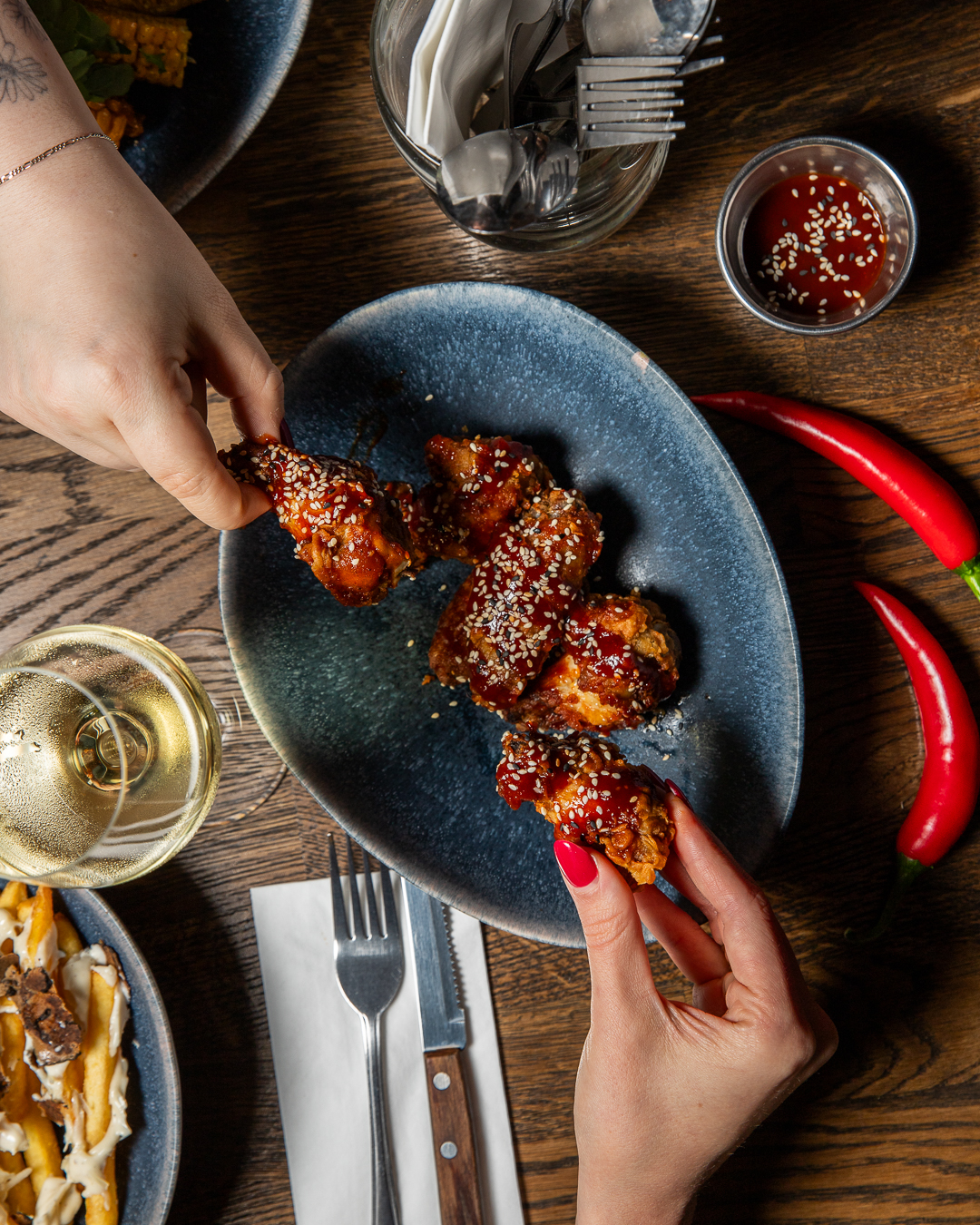 Finger licking good – unsere Wings sind ein echtes Statement. 🍗🔥
Frisch getoppt mit Sesam und der perfekten Sauce für den ultimativen Kick.
Ein Bissen und du weißt, warum wir "Creative Eating" neu definieren. 🥢
#homeofburger #chickenwings #berlineats #spicyfood #instaburger
