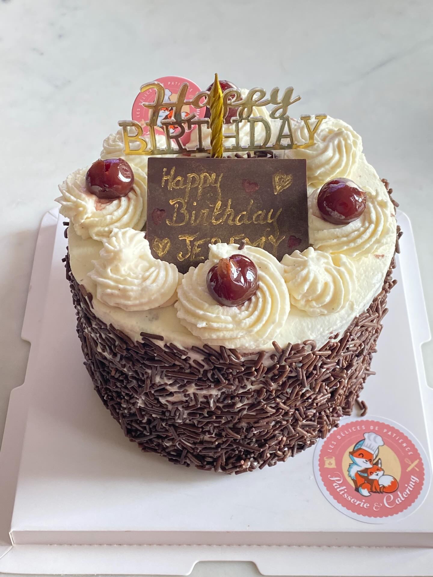 There are cakes…
and there are classics that never go out of style.
This Black Forest was created in the beginning of 1900,
but some pleasures are simply timeless.
Light chocolate sponge,
real whipped cream,
kirsch-soaked cherries 🍒
German tradition, made fresh in Hong Kong.
Would you choose a timeless classic…
or a modern design cake?
Tell me 👇