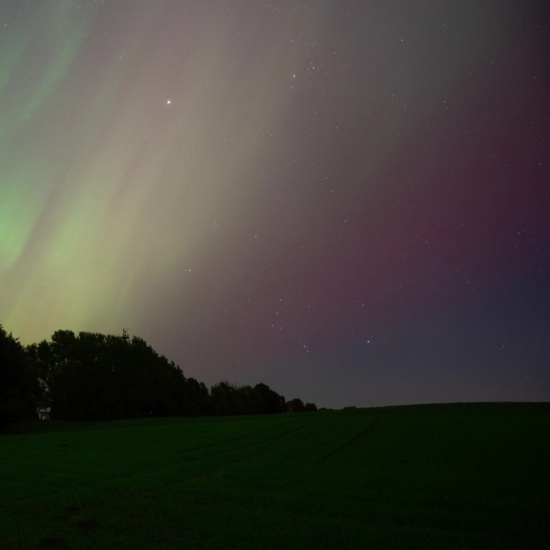 In der Nacht vom 10. auf 11.10 konnte man fast überall in #deutschland #polarlichter beobachten. Mit Kp=8* in #Kiel haben wir helle polarlichter sogar am #zenit erlebt. Die Aufnahmen sind am 11.10 um 2 Uhr morgens gelungen.
#derechtenorden
*Der Kp-Index dient als Maß für die Stärke eines Sonnensturms.