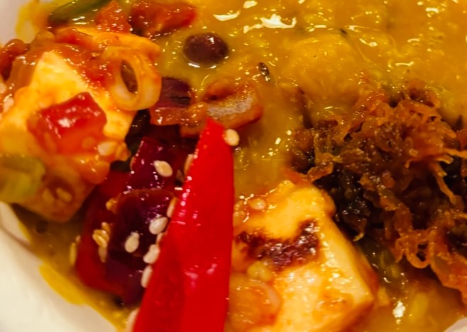 What a fantastic evening in the company of @chilliandmint Torie True for a beautiful cookery demonstration as part of the launch of her brilliant new book, 7 Kitchens @oldschoolbooks_burnhammarket To hear of her Indian travels and learning about the fascinating country and its food, regions and history, was a joy. Torie cooked up a scrumptious Dahl. This is a staple, nutritious, and comforting Indian stew made from simmered lentils, peas, or beans. It was delicious - and proves about how misunderstood spice can be - it’s not about the heat - it’s about how it’s used in combination to make subtle and sweet flavours that work wonderfully together. When pairing wine with spices the rules change to a degree, but in general stick with something light - that will complement the dish and act as a refreshing accompaniment. One shouldn’t cancel out the other. We love this incredible Indian Chenin Blanc from @sula_vineyards - its fresh acidity and lemon peel notes are perfect with this dish. As ever, great to see @books_coffee_cake (cake and a book to go with it could catch on 😉) Awesome to be with the talent @food_is_fascinating sitting and watching someone else doing a cookery demo, for a change 😍