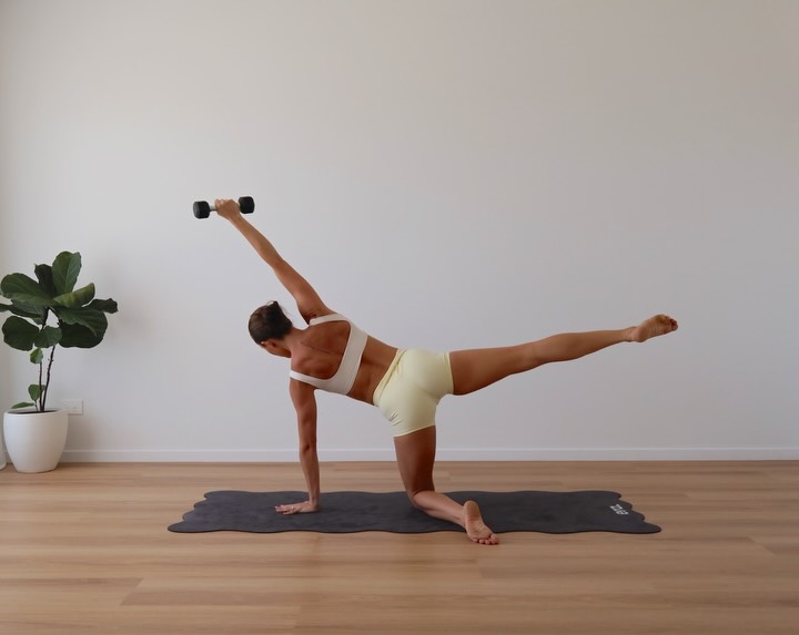 Oblique + Glute focus.
15 reps each. 2–3 rounds per side.
Alternate sides each round.
No breaks > stay slow & in control.
#pilates #pilatesinstructor #pilatesathome #gluteworkout