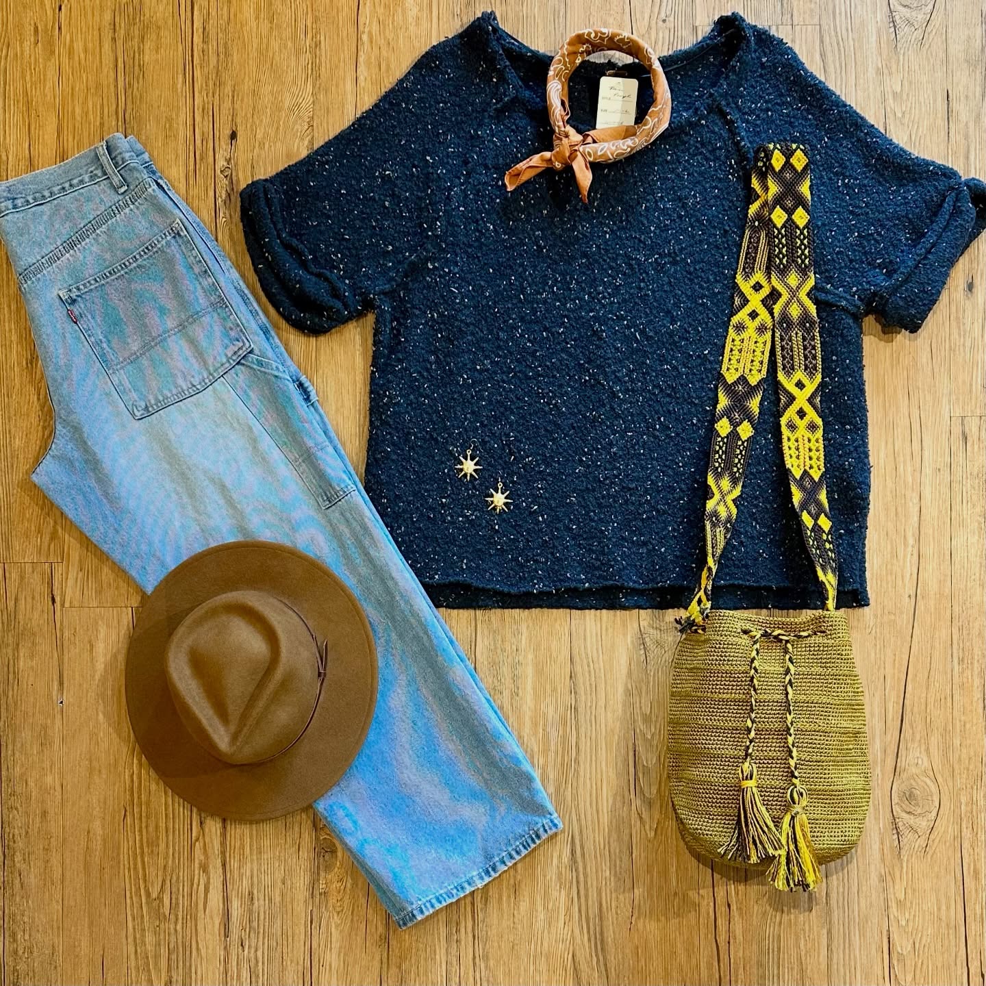 🌮🍻🎟
The details:
Free People sweater sz M, $25
Vintage Levi’s sz 30, $32
Yellow 108 wool hat sz M, $24
Vintage bandana, $6
Vintage bucket bag, $26
Earrings, $15