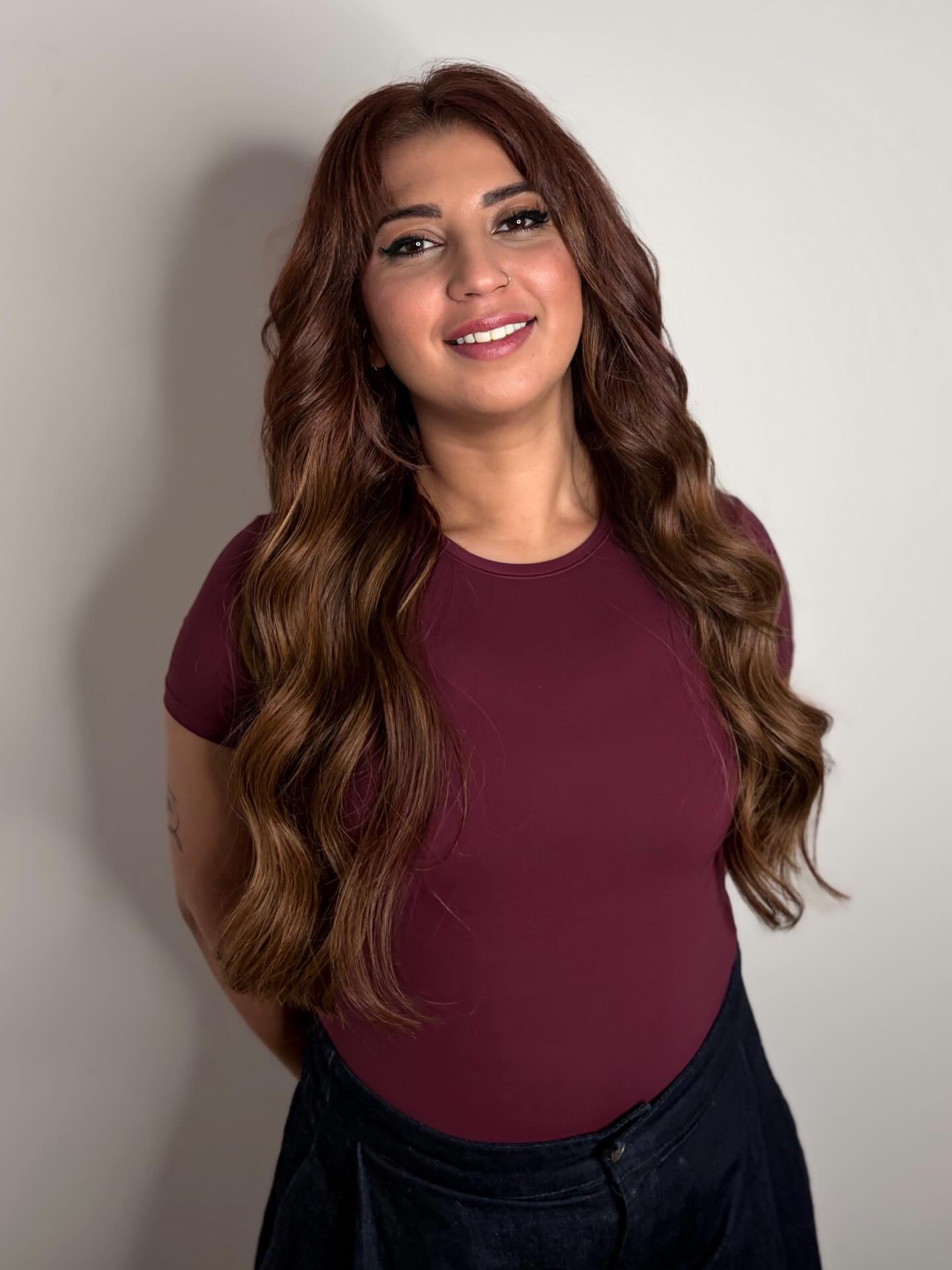 ✨ Extension capelli veri 100% – trasformazione su misura ✨
Questa cliente aveva deciso di tagliare i capelli corti per comodità: con il lavoro non riusciva a gestire lunghezze più lunghe e sudando tanto preferiva qualcosa di pratico.
Col tempo però se n’è pentita… perché ogni volta che li vedeva a una lunghezza media, non piacendole, finiva sempre per tagliarli ancora di più 😔
Abbiamo quindi creato una trasformazione completa con extension capelli veri 100% naturali, lavorando su una base corta tipo caschetto.
La particolarità?
Aveva tantissimi capelli, quindi ho applicato molti grammi di extension per coprire perfettamente il taglio corto e ottenere una lunghezza armoniosa e naturale ✨
Il risultato è una chioma:
🤍 più lunga
🤍 super piena
🤍 naturale al 100%
🤍 finalmente come la desiderava
💰 Prezzo fisso: 530€
💳 Possibilità di pagamento in 3 rate da 176,67€ senza commissioni
Ogni lavoro è personalizzato: anche da capelli corti è possibile ottenere un effetto lungo e naturale, se studiato nel modo giusto 💇🏻♀️
📍 Milano
#extensioncapelli
#extensioncapelliveri #extensioncapellimilano #extensioncapelliitalia
#allungamentocapelli