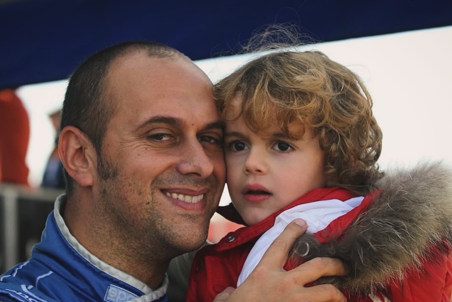 Ci sono cose che non nascono all’improvviso, ma che crescono piano, tra gesti quotidiani, racconti e silenzi condivisi. È così che prendono forma le storie più vere: quelle che iniziano in famiglia e continuano nel tempo. Possono mutare, cambiare forma, ma rimangono salde come i valori che un padre trasmette a un figlio… e quando diventano passione, faranno parte di noi per sempre.
Alberto, presidente del @clubsartarelli (a sua volta “padre” della Trapani - Monte Erice) ha sempre avuto dentro di sé l’amore per i motori. Non è mai stato solo un interesse, ma qualcosa di più profondo, quasi un modo di vedere il mondo.
I motori, per lui, non sono mai stati una cosa sola: sono emozione, dedizione, sacrificio, libertà. Sono un linguaggio che va oltre le parole.
E quando una passione è così forte, non resta mai confinata: trova sempre una strada per andare avanti, per farsi spazio anche nella vita di chi ti cresce accanto.
Vincenzo, o meglio, Cece, quella passione l’ha respirata fin da piccolo, forse senza nemmeno rendersene conto. L’ha vista negli occhi del padre, l’ha ascoltata, l’ha sentita viva in ogni esperienza condivisa.
Seguire le orme di qualcuno non significa essere uguali, ma portare avanti un qualcosa che conta davvero, che col tempo, diventa un’estensione di noi. Ed è proprio questo il valore più grande: una passione che però cambia sfaccettature, si amplifica, si evolve, ma non si spezza. E quando questo senso di appartenenza ti chiama, e in qualche modo trovi sempre il modo di rispondere.
In questa festa del Papà celebriamo tutto questo: non solo un uomo, ma un esempio. Non solo un padre, ma legami che continuano nel tempo.
Auguri a tutti i papà, e in modo speciale al nostro @santoro.alberto ♥️
#TrapaniMonteErice #FestaDelPapà