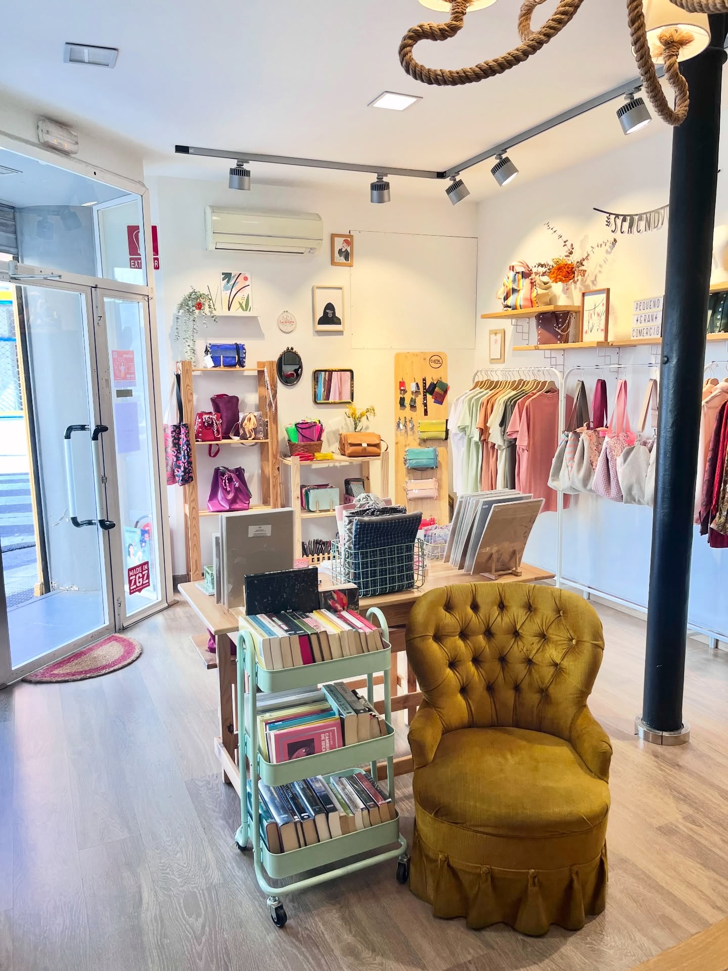 📙”Mientras florece” no solo está en librerías, también podrás encontrarlo en floristerías seleccionadas y tiendas con encanto, en negocios alineados con aspectos esenciales para mí: la importancia de los detalles, el disfrute la belleza, la búsqueda de una vida “slow”...
Marta,de @serendipiazgz, es tal cual se muestra en sus redes sociales: optimista, creativa, bonita y, es amante de la lectura. Su tienda está en C/ Fita, 23 de Zaragoza, y además de moda, regalos y complementos, también hace talleres y asesorías. Ayer, repuse libros en su tienda y aproveché para llevarme una prenda que me enamoró: un fino pañuelo lleno de mariposas. 🦋
Os invito a que conozcáis su local, os invito a leer y a disfrutar de la primavera, que llega justamente mañana. 🌸