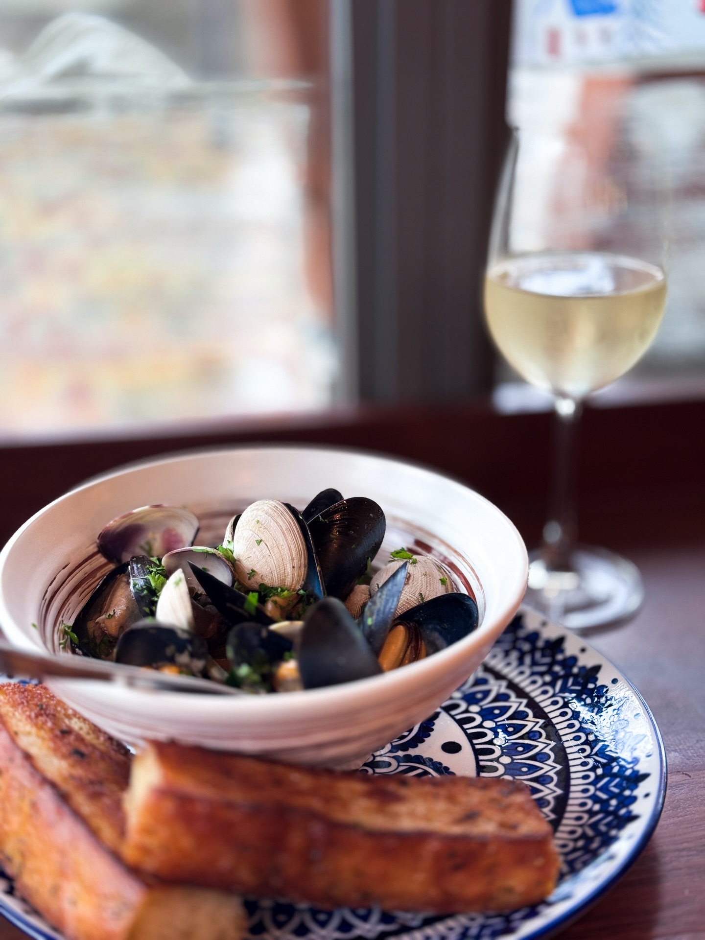 Did you know a delicious bowl of mussels makes its way on our feature sheet every so often? 🤤 Have you gotten to try this dish yet?
.
.
.
#yyj #yyjeats #localyyj #esquimaltbc #yyjfoodie