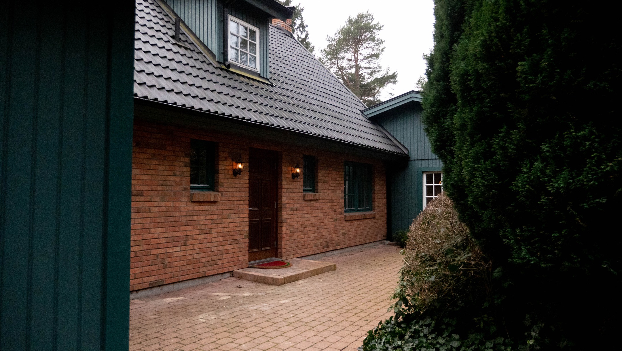 Tillbaka i Höllviken med ännu ett projekt. Renovering av ett hus med över 300 kvm boyta där första etappen nu är genomförd.
Arbetet har omfattat golvslipning, ommålning, byte av eluttag och strömbrytare samt anpassning av belysning. Fokus har legat på att fräscha upp och utveckla huset samtidigt som den ursprungliga charmen bevaras.
På Öresunds Byggentreprenad möter vi kundens visioner – din önskan är vår prestation och målsättning.
#bygg #renovering #köksrenovering #badrumsrenovering #byggahus