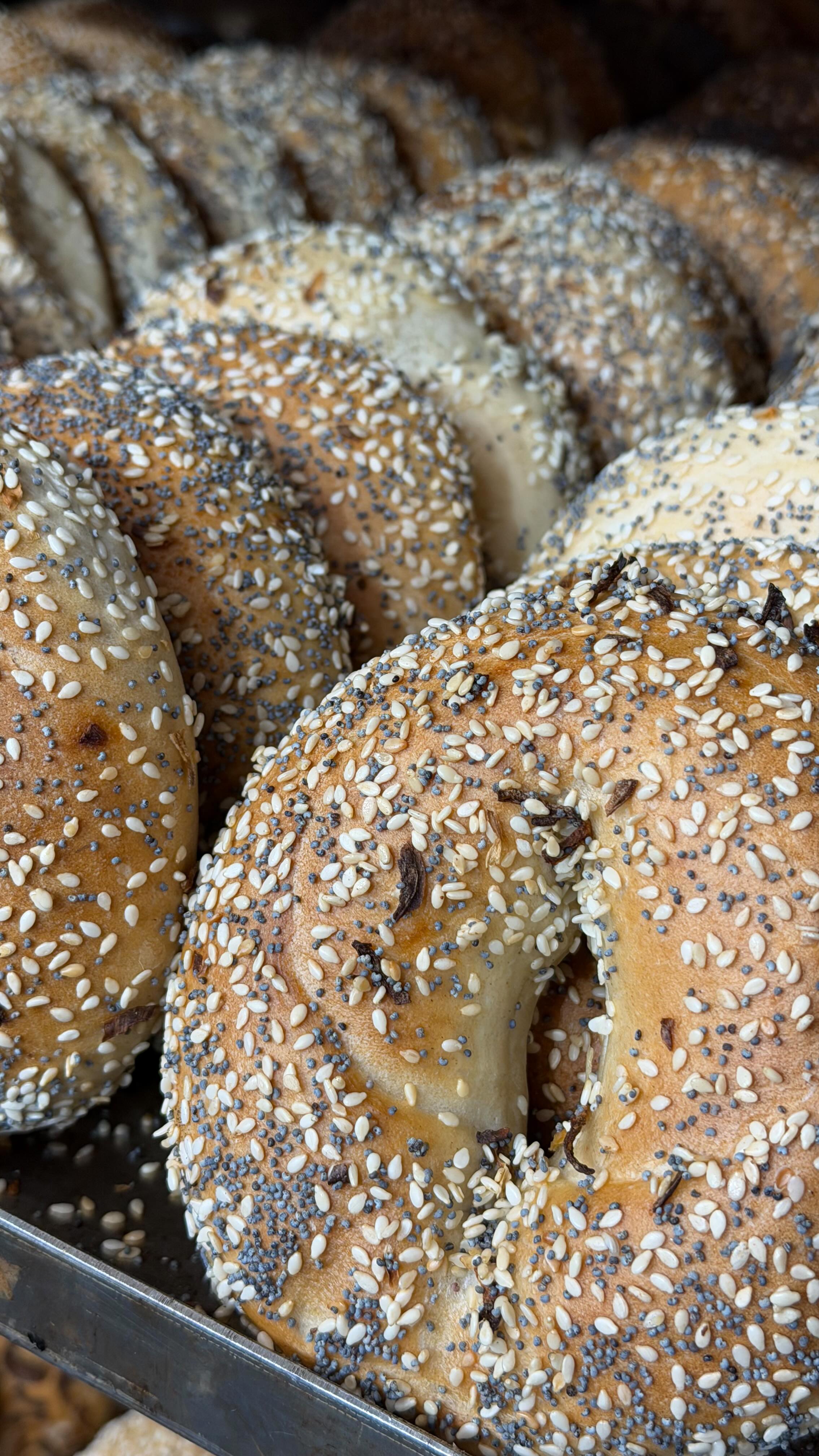 Nothing beats fresh bagels and a catch with your friends 👏🥯
#bagelshop #londonfood #londonbagels #bbagel #londonhotspots