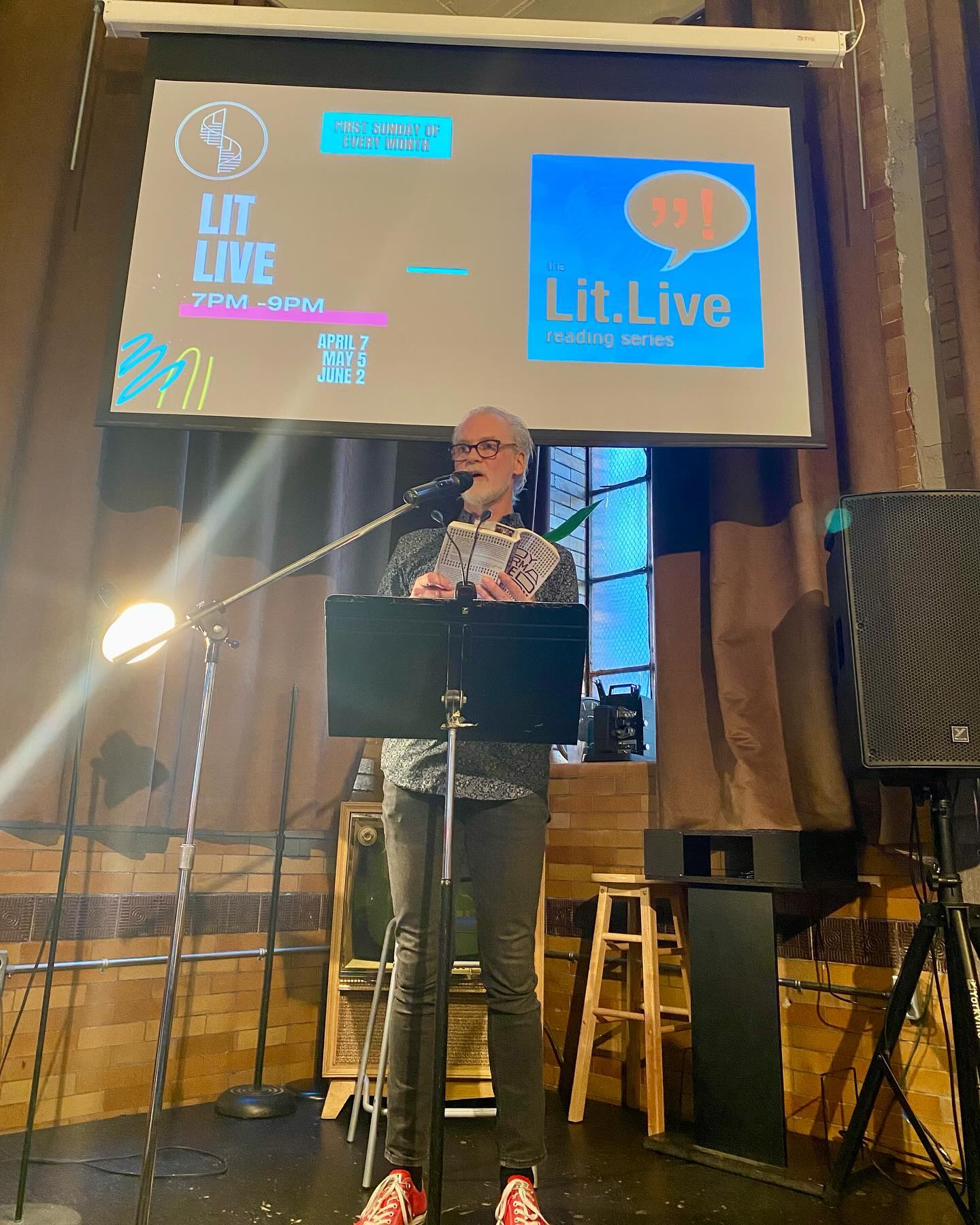 Snapshots of our April Lit Live readers @bhpanhuyzen @lsoltani_ @missbrittab @garybarwin who filled @thestaircase with EXCLAMATIONS & ELECTRICITY
🎤⚡️❗️📖❗️⚡️🎤 #hamont #readingseries #writingcommunity #canlit #fiction #poetry #authorsofinstagram