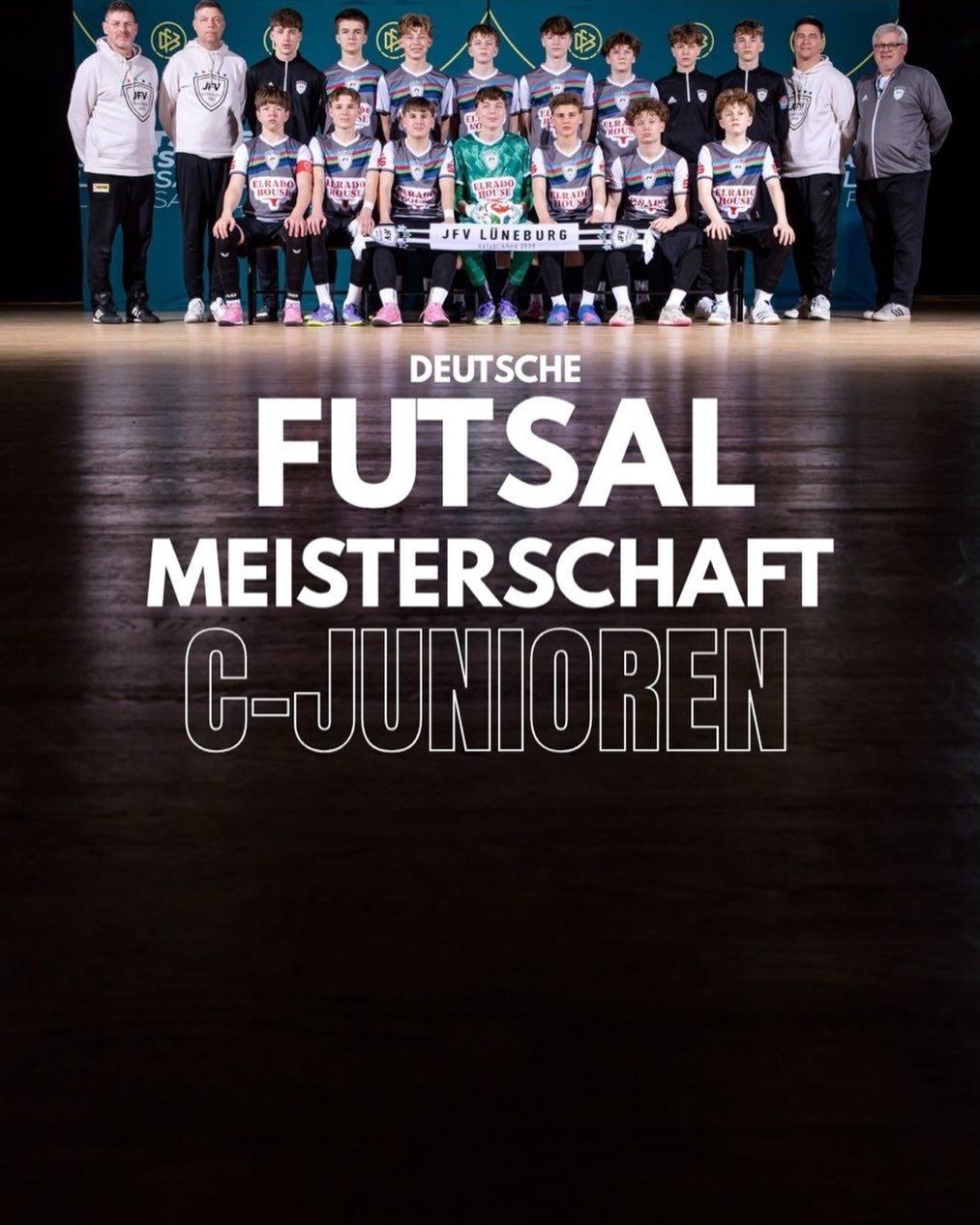 Ein Team. Ein Weg. Ein Traum. ⚽🔥
Was uns hierher gebracht hat?
Zusammenhalt.
Leidenschaft.
Und der Wille, immer weiterzugehen.
Jetzt stehen wir gemeinsam hier –
bei der Deutschen Futsal-Meisterschaft der C-Junioren in Duisburg. 🇩🇪
Bereit, uns mit den besten Teams Deutschlands zu messen.
Bereit, alles auf dem Platz zu lassen.
Egal, was kommt:
Wir gehen diesen Weg zusammen. 💪
JFV Lüneburg – mehr als nur ein Team.
🔥 Wir sind bereit. 🔥
@jfvlueneburg
@sportschulewedau
@dfb.futsal
@nordfv
@nfv.ev
#JFVLüneburg #DFBFutsal #Teamgeist #Futsal #Jugendfußball