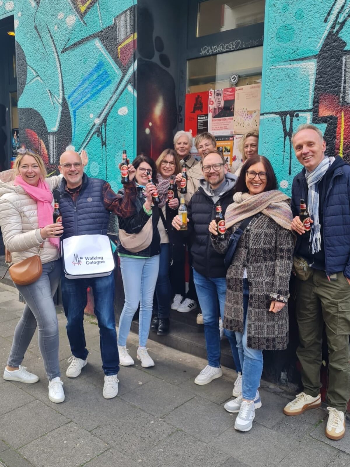 Tolle Gruppe heute bei unserer Büdchen Tour im Belgischen Viertel!
Habt ihr auch Lust dieses tolle Viertel und die Büdchenkultur besser kennenzulernen?
Kommt zu unserer Tour !
#stadttourköln #büdchentour #belgischesviertel #köln