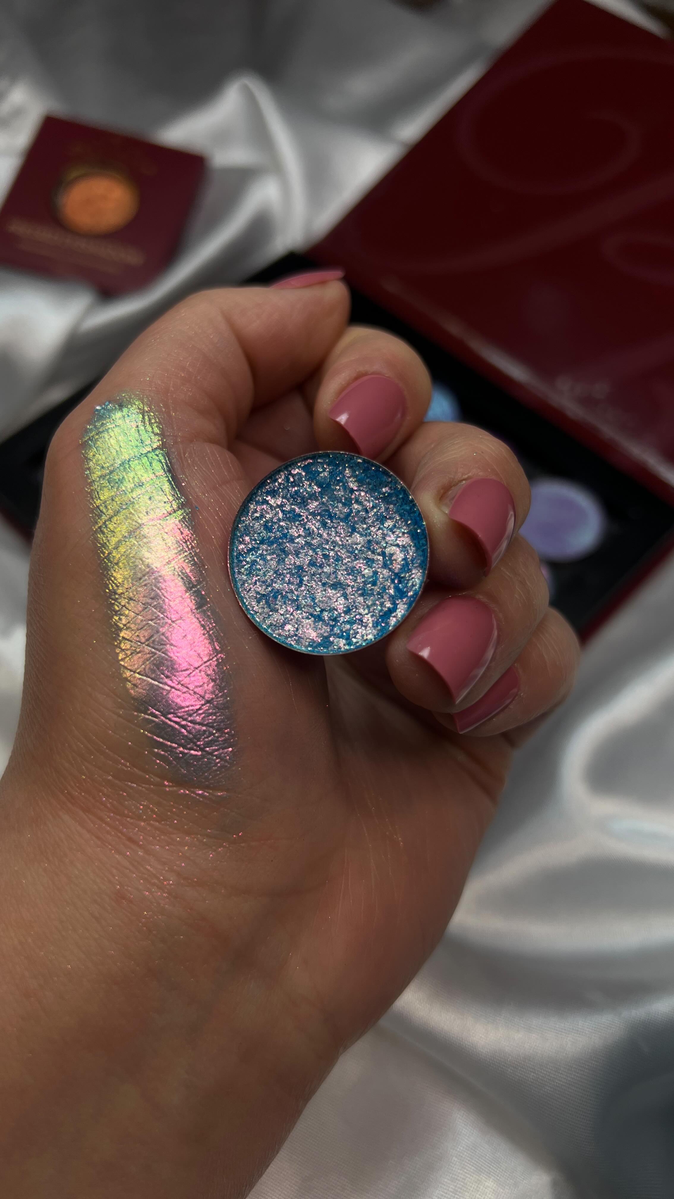 We know how much you love our multichromes! ✨
So we’ve prepared swatches of some of them just for you!🩷
Buy 4 eyeshadows in our store and get the 5th one as a gift from us 💖 #thepastelroses #makeup #eyeshadows