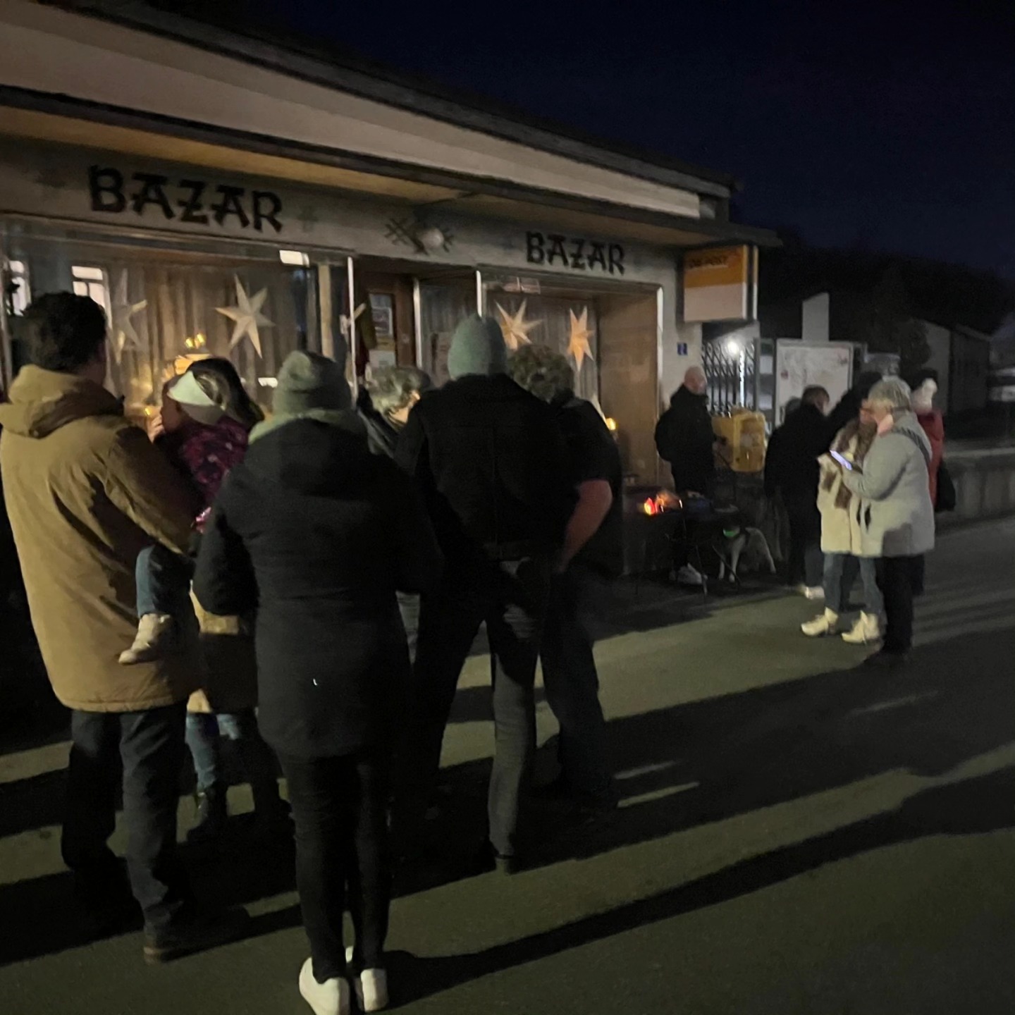 💫 Advent, Advent 💫
Ein herzliches Dankeschön fürs zahlreiche Erscheinen heute an unserem Weihnachtsapéro.
Vor lauter vertieften Gesprächen haben wir es gar nicht geschafft, viel mehr Fotos zu knipsen und der Glühwein-Vorrat hat es auch nicht ganz bis zum Ende geschafft, hat sich wohl ausgeglüht😂. Dad-Jokes beiseite: Wir meinen, ein gelungener Abend. 😁💪
Danke auch an unsere lieben Nachbarn fürs hervorragende Chili🤤 @marie.herrmann85
Einer geht noch: Was hat man, wenn man Glühwein zu heiß trinkt? Gebrannte Mandeln.
Eine schöne Adventszeit euch allen! 🌟
#advent #gemütlichzusammensein #glühwein #adventsfenster #bazar_seewis