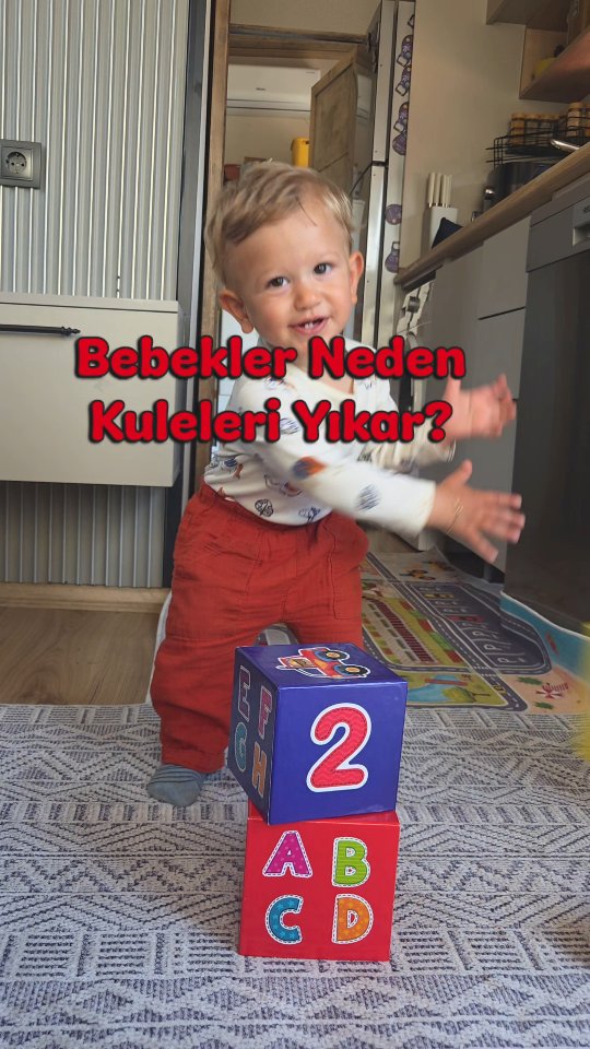 Siz binbir emekle o kuleyi dikiyorsunuz veee Tanıdık geldi mi? 😂 🔨
Ebeveynler genelde bunu bir hırçınlık sanıyor ama aslında bebeğiniz o an deney yapan bir bilim insanı kadar ciddi💥
1️⃣ Dünyanın İlk Fizik Deneyi: Neden-Sonuç 💥
Piaget’nin dediği gibi; bebeğiniz 'Ben dokundum ve dış dünyada bir şey değişti!' keşfini yaşıyor. 'Vuruyorum -> Ses çıkıyor -> Dağılıyor' zinciri, beynindeki nöral bağları (sinapsları) çelik gibi güçlendiriyor.
2️⃣ Yerçekimi Kontrol Merkezi 🌎
Onlar için yerçekimi henüz bir kanun değil, her an test edilmesi gereken bir mucize. (Yemekleri yere atmak gibi 🙄) Kuleyi yıktığında parçaların yukarı uçmadığını, hep aşağı düştüğünü görmek onlara muazzam bir mekansal farkındalık kazandırıyor.
3️⃣ 'Ben De Buradayım!' (Güç ve Otonomi) 💪
Bebekler gün boyu taşınır, yedirilir, altı temizlenir... Yani kontrol hep bizdedir. Ama o kuleyi yıkmak? İşte o, çevreleri üzerinde kurabildikleri ilk gerçek egemenlik! Bu 'yıkım' onlara müthiş bir özgüven ve kontrol hissi veriyor.
4️⃣ Dopamin Patlaması: Duyusal Şölen 🎊
Blokların birbirine çarpma sesi, parçaların kaotik dağılımı... Bu sadece bir gürültü değil, beyinde dopamin salgılanmasına sebep olan biyokimyasal bir ödül!
Aslında bebişler: O kuleyi yıkarken 'Ben bu dünyayı anlıyorum ve değiştirebiliyorum' diyor. 🧱✨
Sizin minikkk Kuleyi bitirmenize izin veriyor mu yoksa daha ilk blokta saldırıya mı geçiyor? 😂
#bebekgelişimi #annebebek #bebeketkinlikleri #bebek #duyusaloyun montessori, beceri gelişimi zekagelişimi annebebek bilimselebeveynlik oyunterapisi ebeveyn,