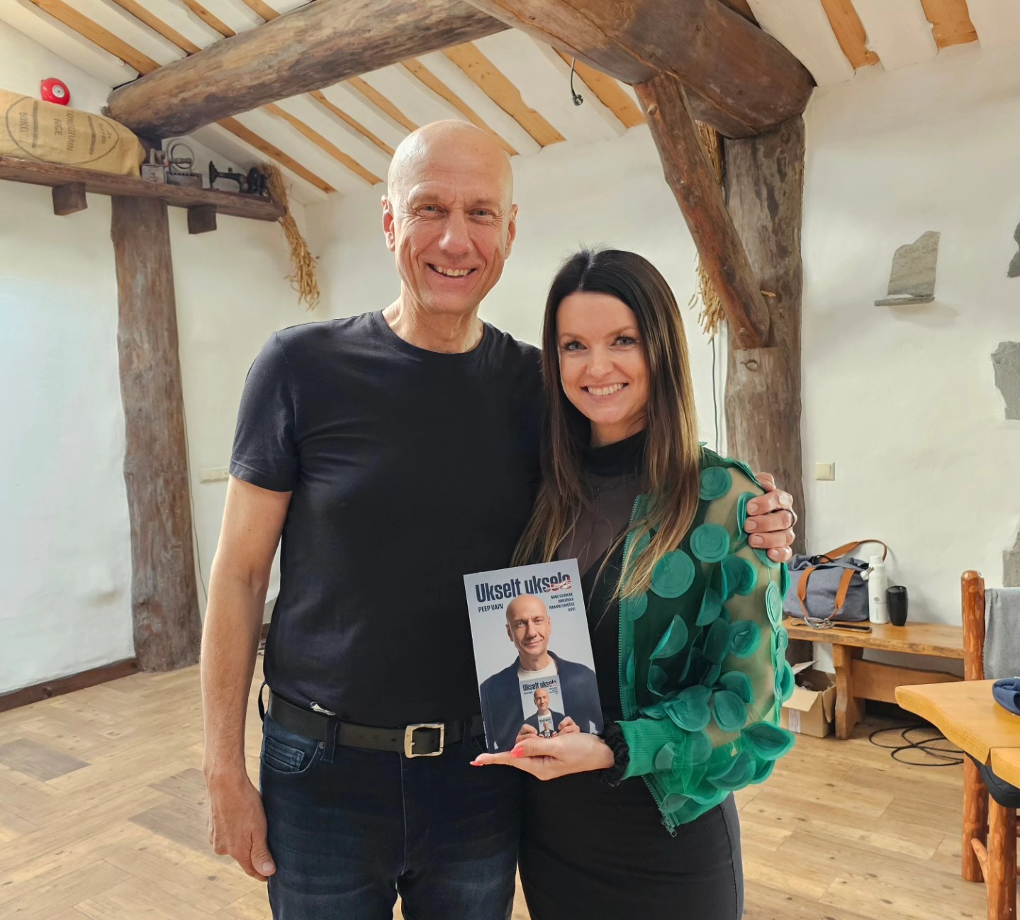 Ma arvasin, et mind viis 1,5a tagasi @rolandtokko kokku juhuslik loosivõit, aga.... elus ei ole mitte midagi juhuslikku! Ka mitte see, et just need imelised inimesed on Edu Kiirendi mastermindis või millised inimesed käivad meil mastermindi aasta vältel külas jagamas oma lugu ja teadmisi! 🤩
Tsiteerides seekordset üllatuskülalist @peepvain "Tunne ära oma funktsioon! Sinu püha kohus! Seda Sa peadki tegema ja edasi andma! Me oleme kõik siin elus edasi andjad! Kui Sa ei anna edasi, siis sa oled si*apea!" 💩😅
HD ütleb, et ma olen manifestor ja tunnen, et mulle on antud mega missioon siin elus edasi anda. #edukiirendi toob seda hirmutavalt jõuliselt aina enam pilti. 🫣 Ma luban! Ma liigun edasi ja kasvan, ka siis, kui ei julge, sest ma tahan! Kiirendi on see tõesti olnud ja isegi aasta pole veel täis. 😅 Tänu Rolandi loodud ruumile ja just nendele inimestele, keda näed siin piltidel, olen mõelnud ja tundnud ja kogenud asju, mida ma üksi ei suudaks väljagi mõelda! Ma olen teinud mega kasvu lühikese ajaga mitmes mõttes!
Aga see pole kaugeltki kõik, vaid alles algus… Seda kinnitas ka Kristina Tamme praktika ajal pimesi valitud metafoorkaart! Mis oli niiiiii ilus..... oi kuidas ma tõlgendasin sealseid detaile ja märke, kuniks viimaks ometi läksin peast (sellest mida näen) südamesse (mida tunnen) ja siis ma nägin ära kaardi sõnumi! Kogu see väärtus ja detailid ja mina ise olin küll peegli ees, aga selles peeglis polnud midagi näha, sest kardin on vahel! Ma ikka veel ei tunnista oma tõelist väärtust ja ei julge näha kogu oma potentsiaali! 🥺 ... ja see teekond jätkub!
Sama teema jätkuks, mis ma veel Peep Vainu jagamistest kaasa võtsin...
"Enamik inimesi läheb hauda ilma oma asja ajamata - valimata! Surnuaed on see koht, kus on kõige rohkem täitumata unistusi!" Ma ei kujuta ette ka, mida minu enda valitud teekond veel minuni toob, aga ma lähen kindlalt edasi! Ükskõik kui hirmus see ka pole!
"Nii palju inimesi otsivad pikemat elu. Tegelikult võiks otsida rohkem elu oma aastates!" Ja vot selle pärast ma lähengi edasi! Ma tahan tunda, et MA ELAN! 🥰
PS! Üks mõte jätkub järgmises kommentaaris ka. ☀️
#edukiirendimastermind #potentsiaal #kõikonvõimalik