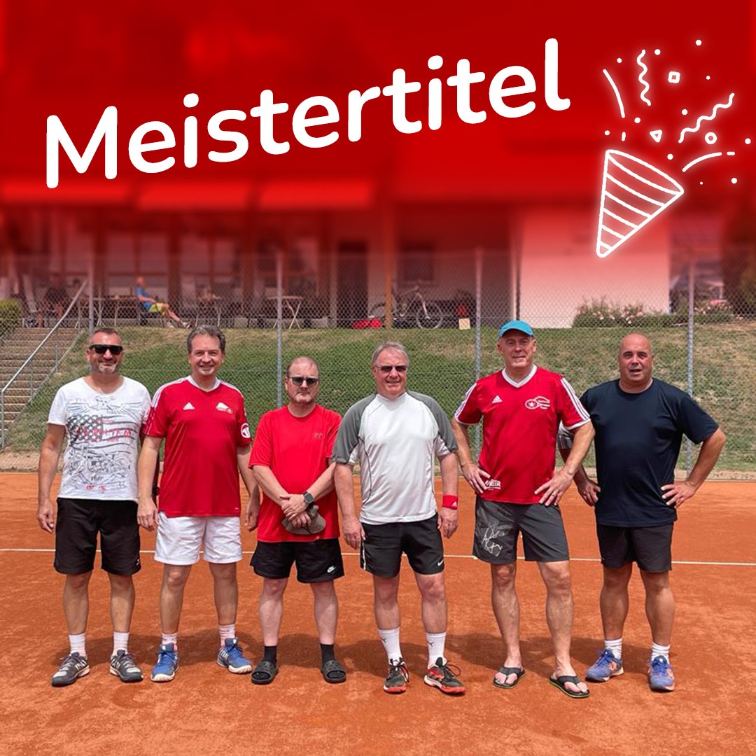 Fünf Mannschaften,
vier Mal zweiter Rang und ein MEISTERTITEL!
Die Sommerrunde 2023 geht für den TC Engen erfolgreich zu Ende
Am vergangenen Samstag schlug die Engener H50 (TSG TC Engen 1925/TC Aach) den TC 1980 Pfaffenweiler mit 5:4 und knüpfte am Erfolg der letzten Sommersaison nahtlos an – wieder holten sie sich den Meistertitel. Mit einem Paukenschlag gegen den TC GW Geisingen mit einem 6:0 Sieg beendeten die Engener Herren am vergangenen Sonntag auch sie eine erfolgreiche Sommer-Medenrunde 2023 und sicherten sich Platz 2 der Tabelle. Auch die neue H30, H60 und H70 erspielten sich jeweils Platz 2 der Tabellen. Mit einem Meistertitel und vier Mal Platz zwei schlägt sich die nun abgeschlossene Sommersaison sehr erfolgreich in der sportlichen Bilanz des TC Engen nieder. Ein weiterer großer Erfolg zeichnet sich für den TC Engen im erfolgreichen Aufbau eines nachhaltigen Jugendtrainings ab. Insgesamt trainieren nun 28 Jugendliche an mehreren Tagen und Gruppen regelmäßig bei Wulf Schadwinkel und Yvonne Nutz, die dieses Jahr beim TC Engen als Ergänzung im Jugendbereich angefangen hat. An diesem Erfolg sind neben den Jugendtrainern maßgeblich Richard Schmidbauer (Jugendwart) und Aron Pfeifle (2. Vorsitzender) beteiligt, da sie mittels viel koordinativer Arbeit ein nachhaltiges Jugendtrainingskonzept aufgebaut haben und somit Yvonne Nutz erfolgreich in die Jugendförderung integrieren konnten. Diese positiven Geschehnisse spiegeln sich in aktuell steigenden Mitgliederzahlen des TC Engen wider. Mit engagierten Neu- und Altmitgliedern, Erfolgen im Sport- und Jugendbereich und neu etablierten Auftritten in den sozialen Medien (Facebook und Instagram) blickt der TC Engen positiv in die Zukunft und freut sich auf einen ereignisreichen Vereinssommer.
#tcengen #tennisclubengen