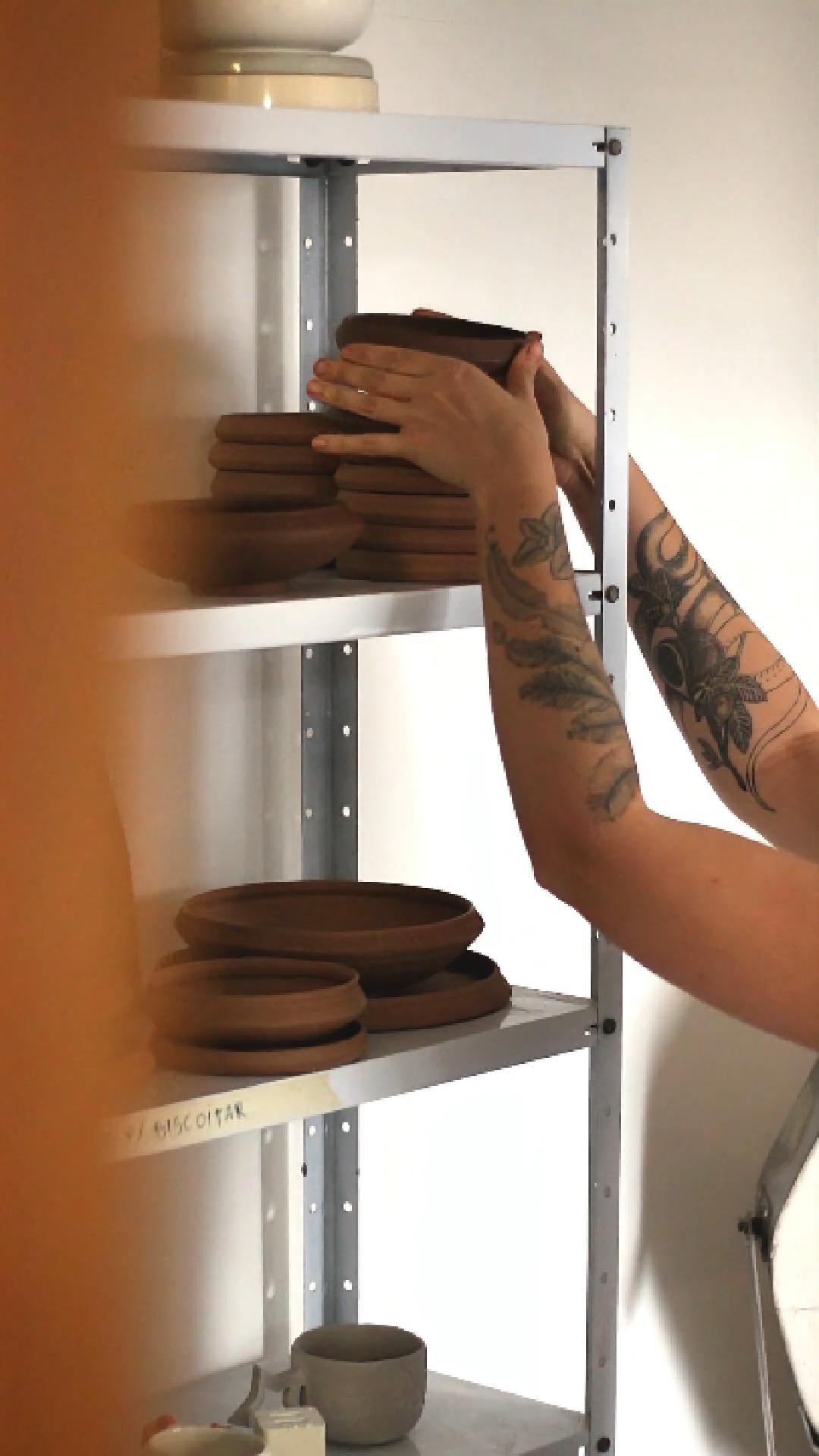 Existe um conceito japonês chamado MA.
O espaço entre as coisas.
O intervalo que permite que algo aconteça.
No Japão ele aparece na arquitetura, na música, na arte.
Eu comecei a me perguntar:
como seria o MA no Brasil?
Talvez ele tenha cheiro de café passando.
Talvez tenha conversa atravessando a tarde.
Talvez ele aconteça
Entre-Nós - essa é a história de uma coleção muito linda que está nascendo.