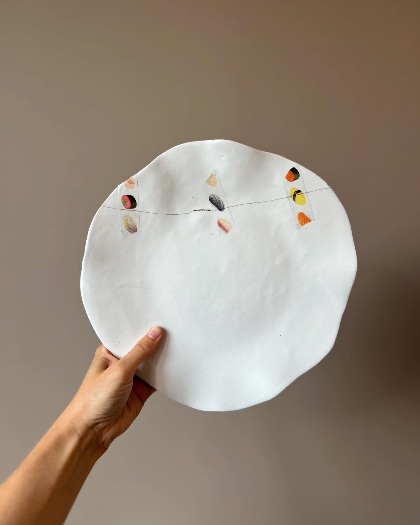 Kintsugi sous toutes ses formes
1. Recollage et enduit
2. Laque noire
3. Laque rouge
4. Poudre dorée
#kintsugi #kintsugiart #kintsugirepair #金継ぎ #craft #ceramics #ceramiquecontemporaine #clay
Kintsugi pour ma cliente @johana.buffet ☺️